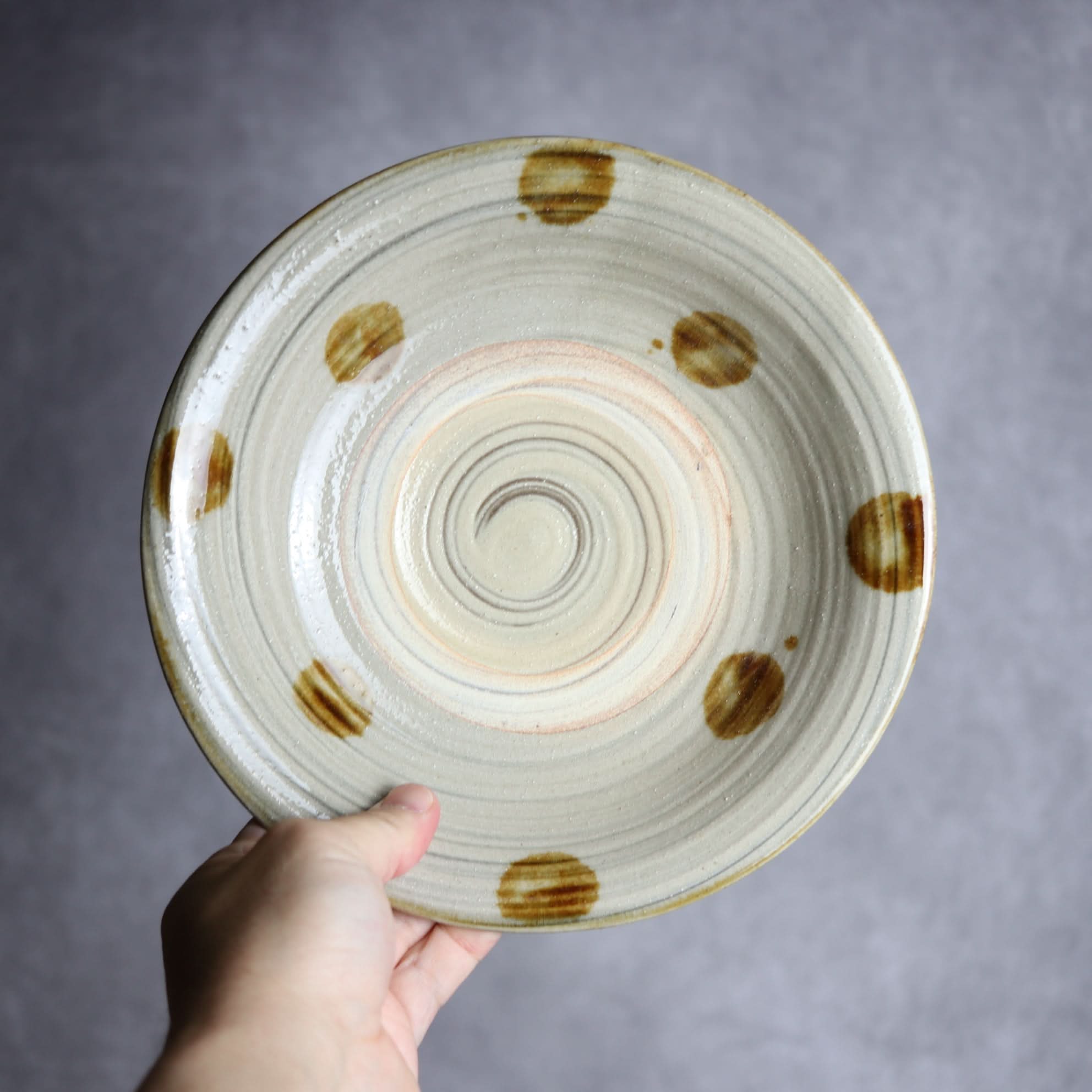 7寸皿1 飴釉 刷毛目 点打 やちむん 陶器 北窯 松田米司工房 やちむん 陶器.