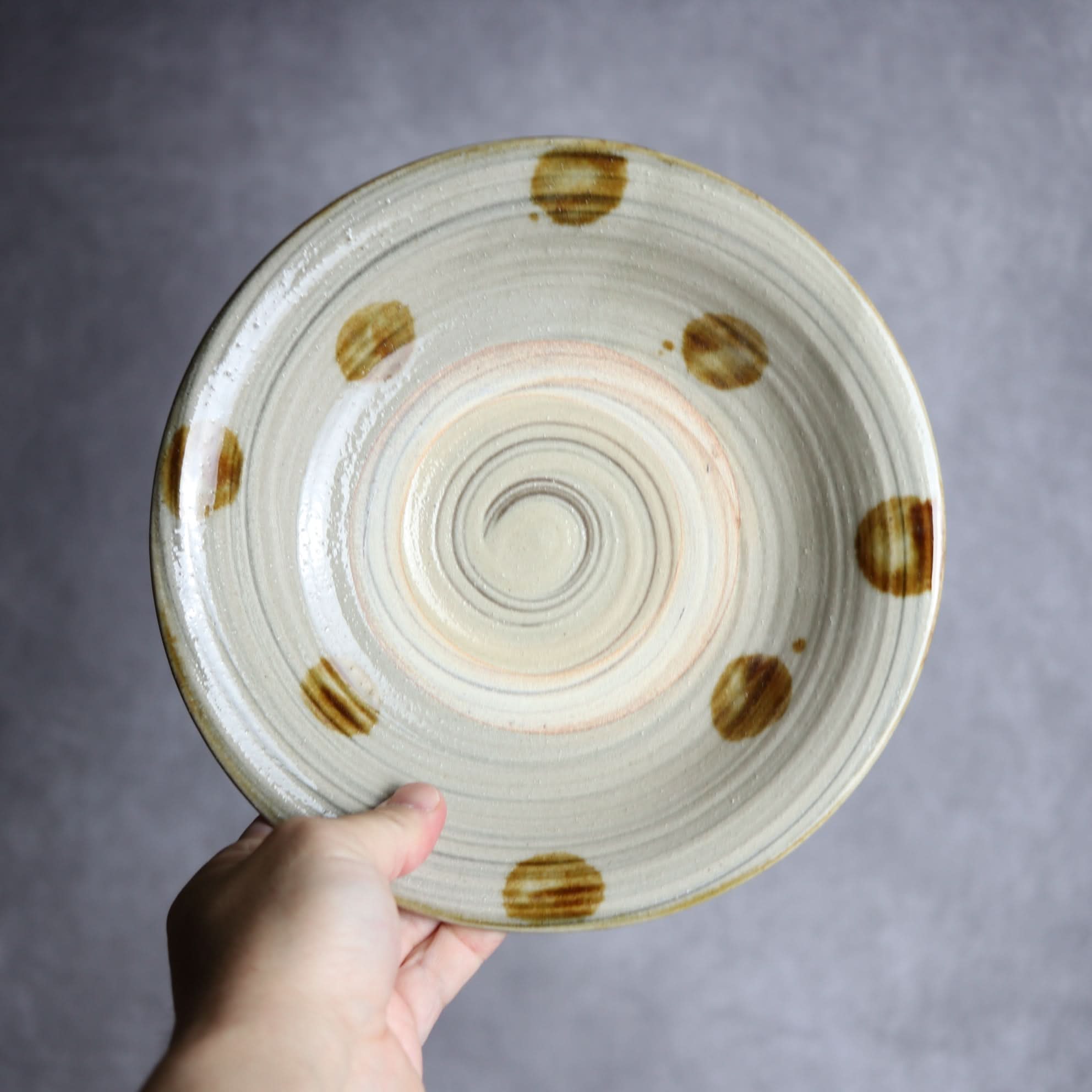 7寸皿1 飴釉 刷毛目 点打 やちむん 陶器 北窯 松田米司工房 やちむん 陶器.