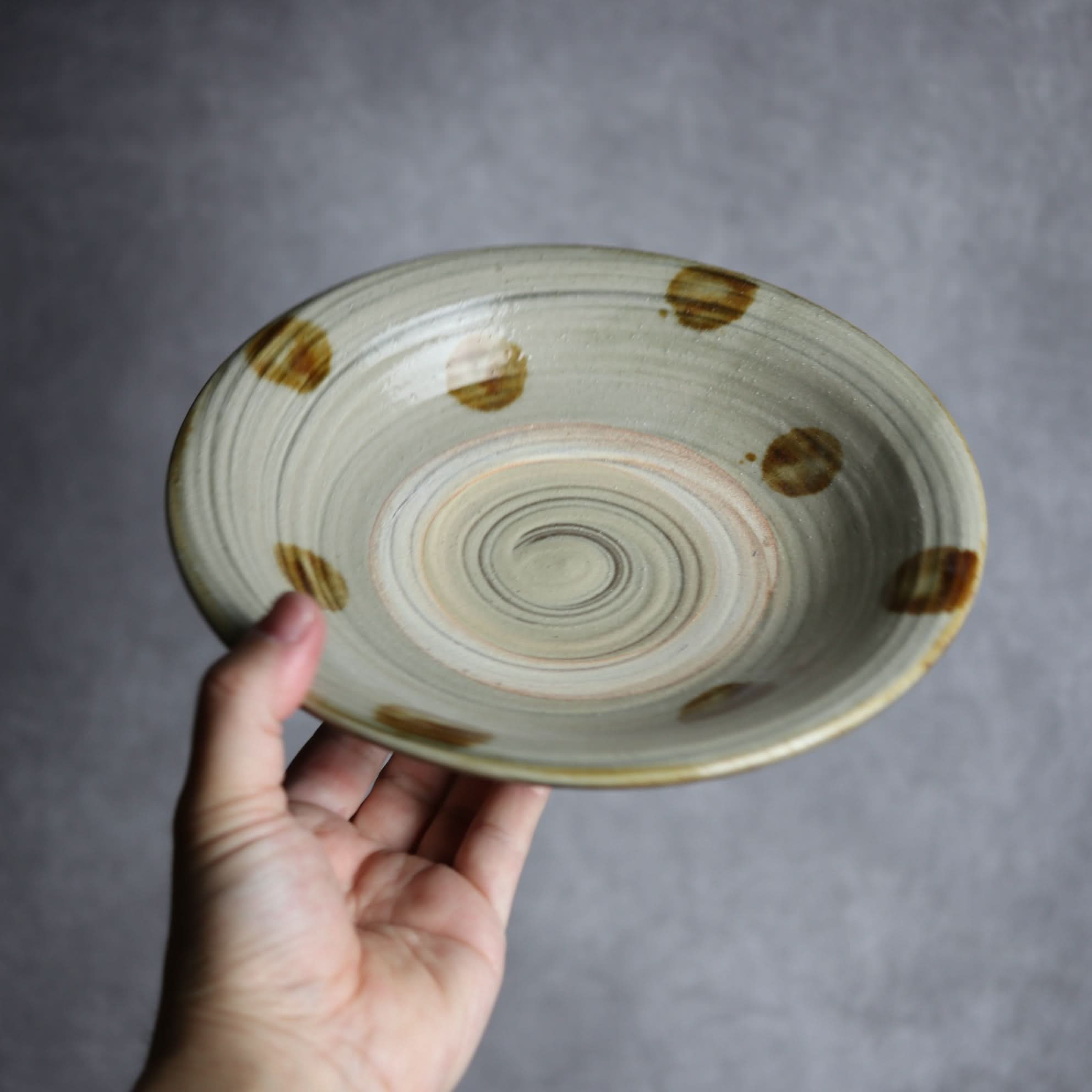 7寸皿1 飴釉 刷毛目 点打 やちむん 陶器 北窯 松田米司工房 やちむん 陶器.