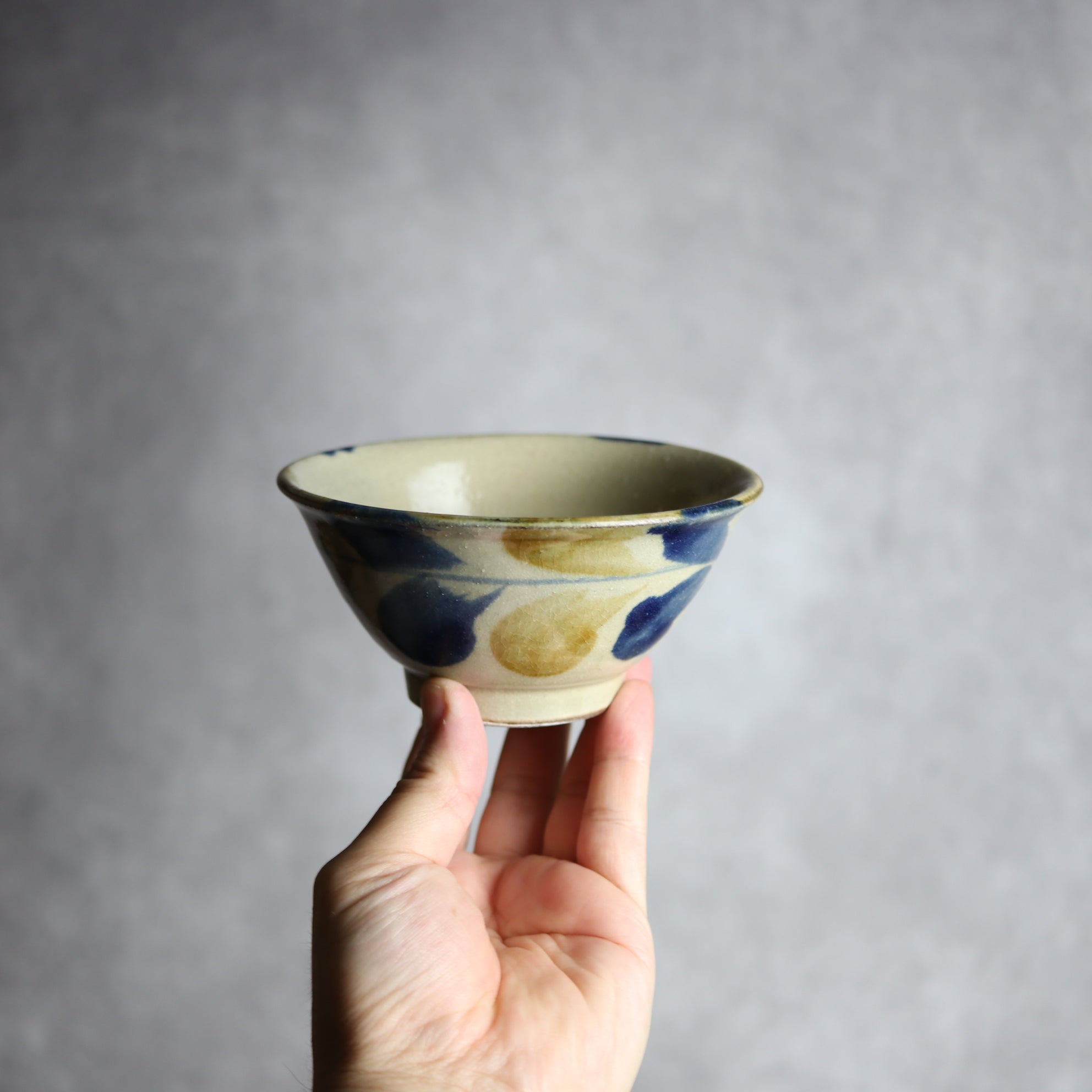 北窯 松田米司工房 - 飴・呉須釉 双葉紋 4寸マカイ① - mundasui