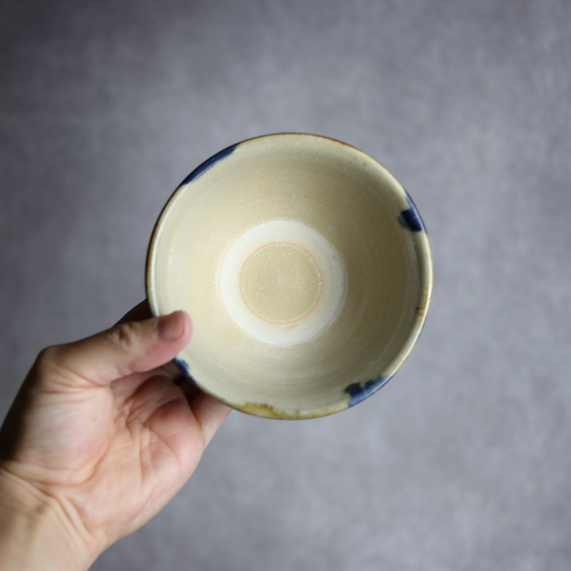 北窯 松田米司工房 - 飴・呉須釉 双葉紋 4寸マカイ① - mundasui