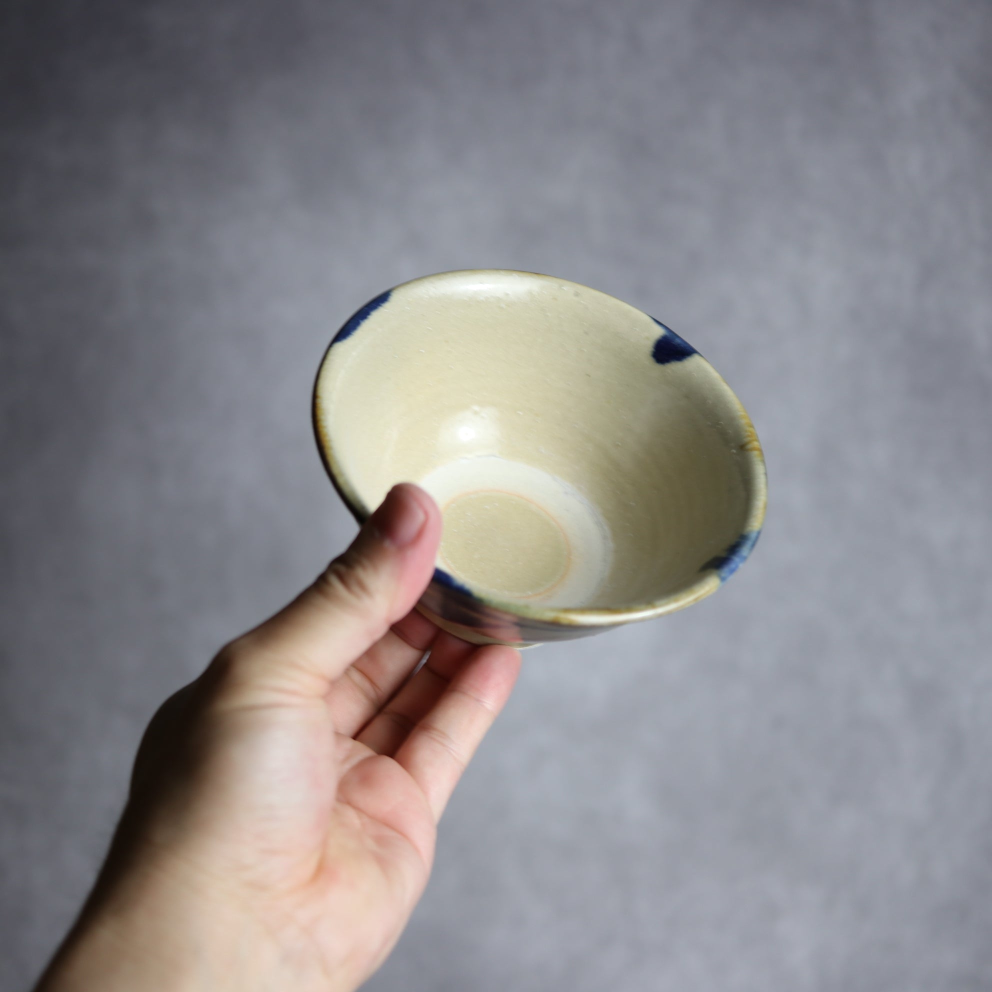 北窯 松田米司工房 - 飴・呉須釉 双葉紋 4寸マカイ① - mundasui