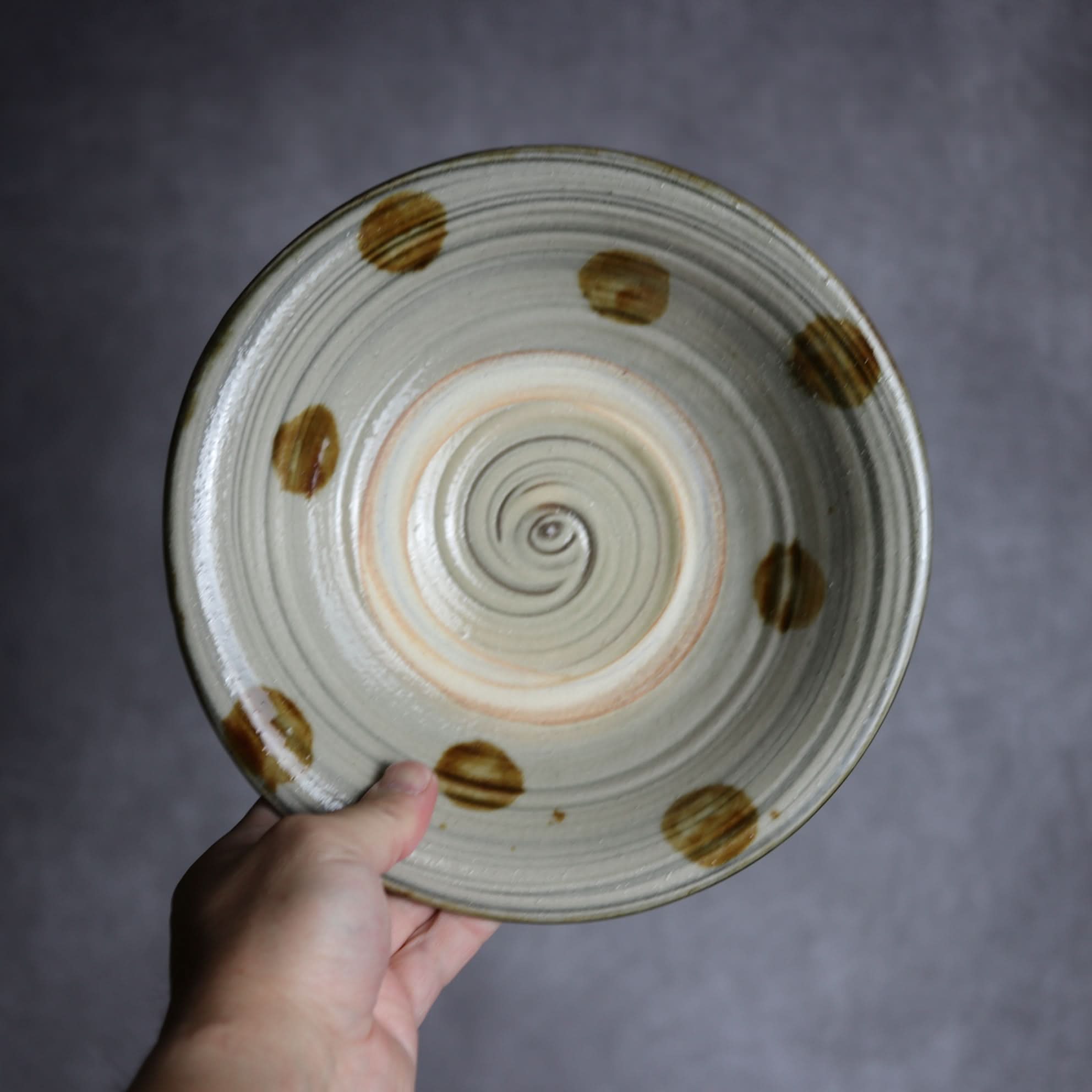 7寸皿2 飴釉 刷毛目 点打 やちむん 陶器 北窯 松田米司工房 やちむん 陶器.