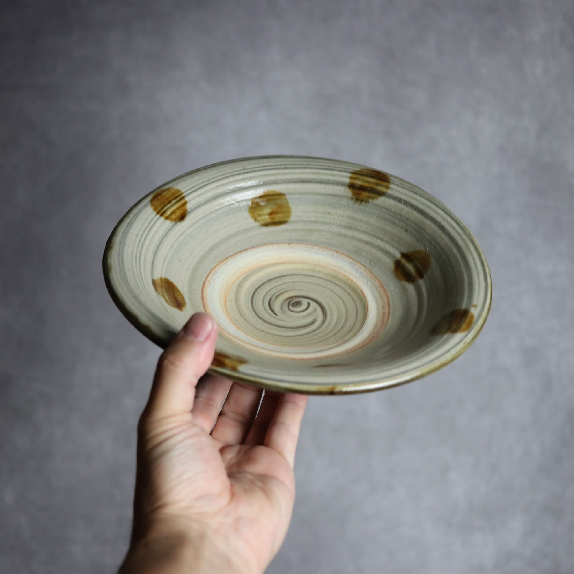 7寸皿2 飴釉 刷毛目 点打 やちむん 陶器 北窯 松田米司工房 やちむん 陶器.