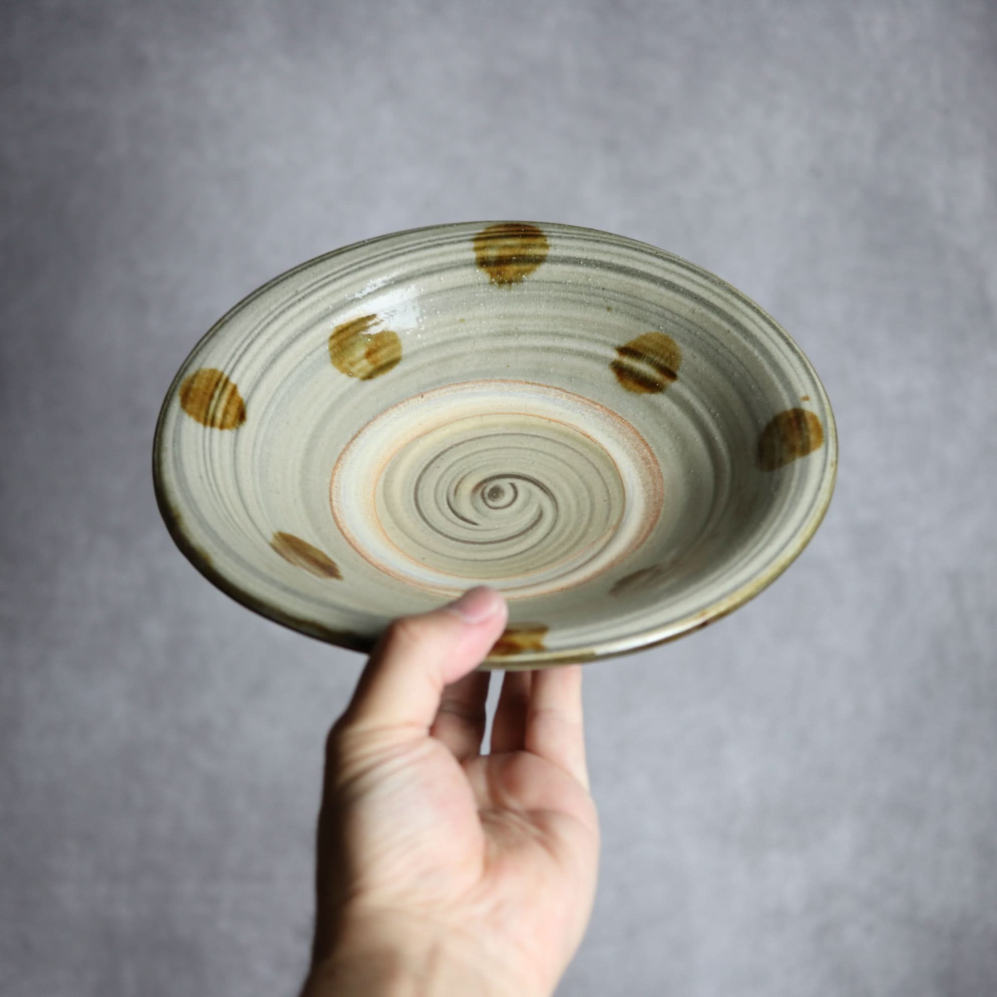 7寸皿2 飴釉 刷毛目 点打 やちむん 陶器 北窯 松田米司工房 やちむん 陶器.
