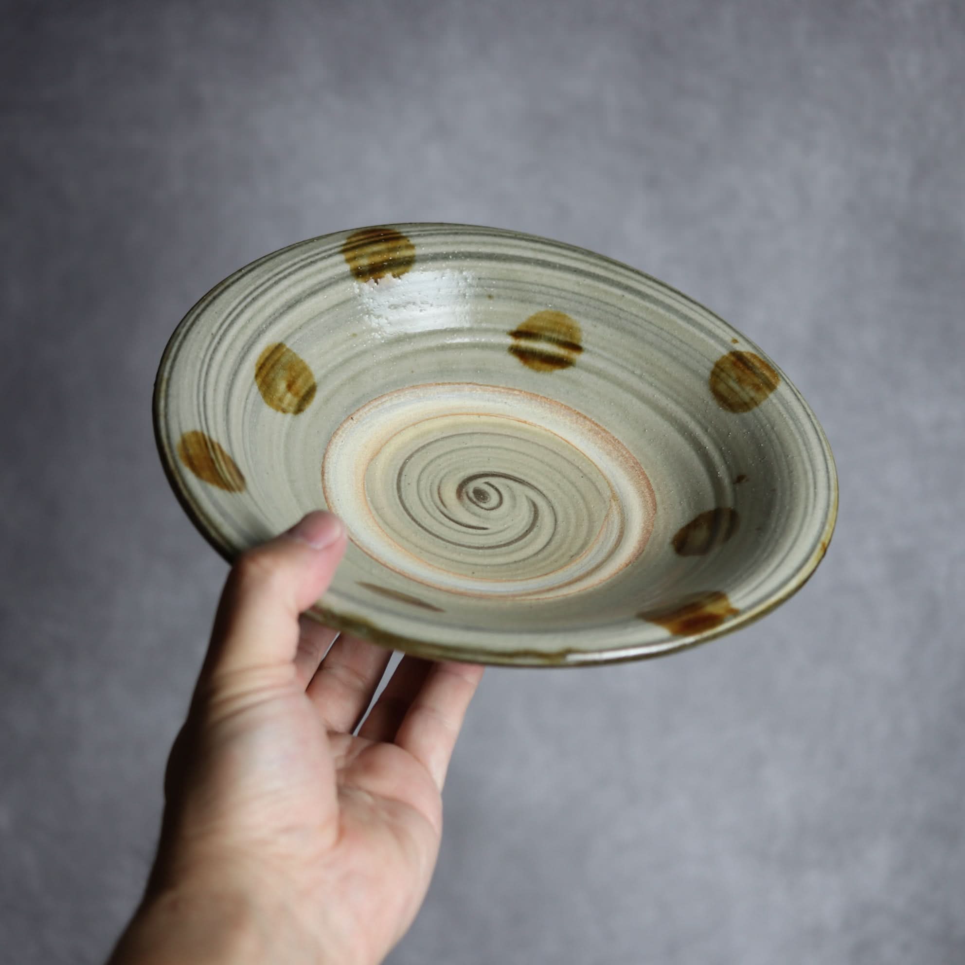 7寸皿2 飴釉 刷毛目 点打 やちむん 陶器 北窯 松田米司工房 やちむん 陶器.