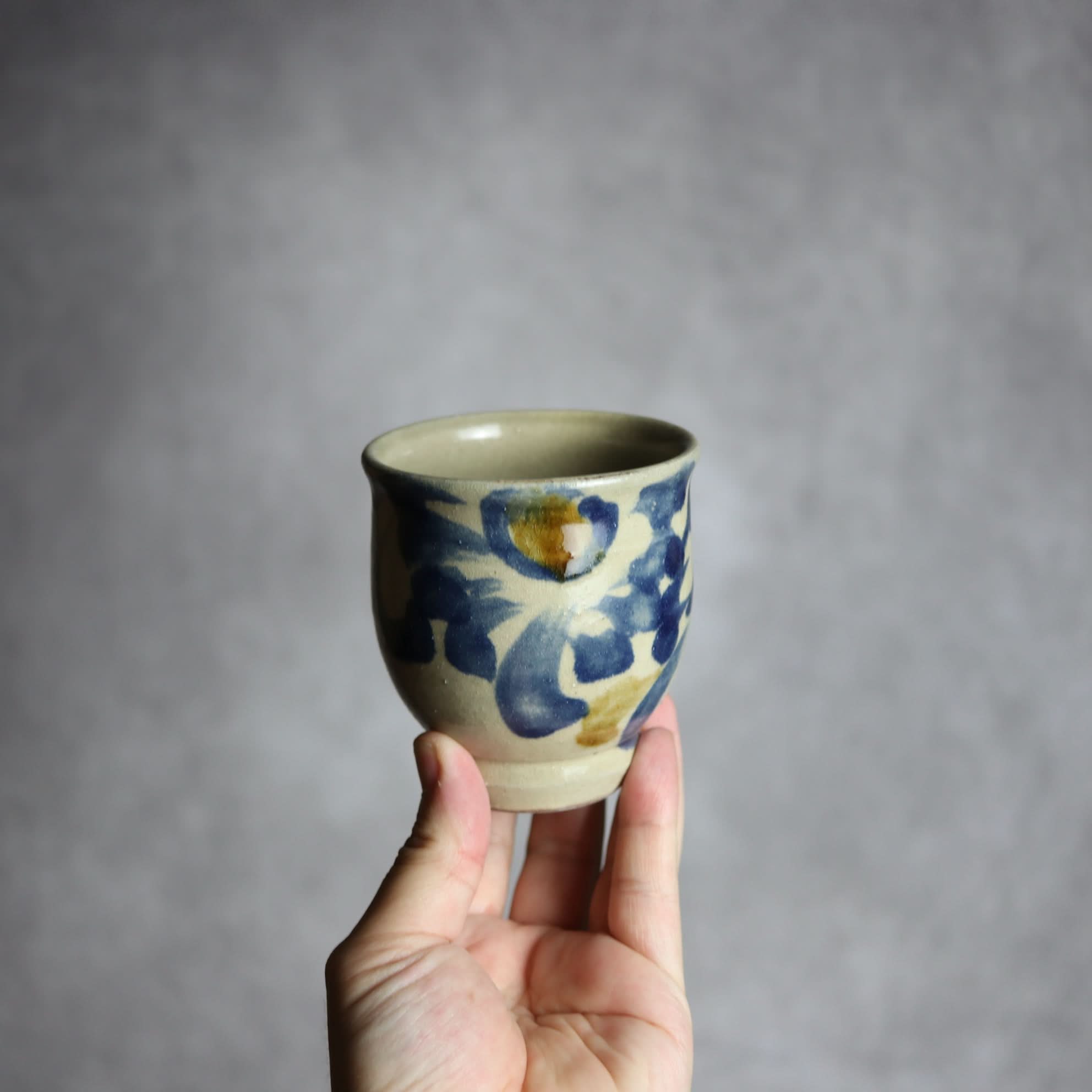 湯呑1 飴 呉須釉 菊唐草 やちむん 陶器 北窯 松田米司工房 やちむん 陶器.