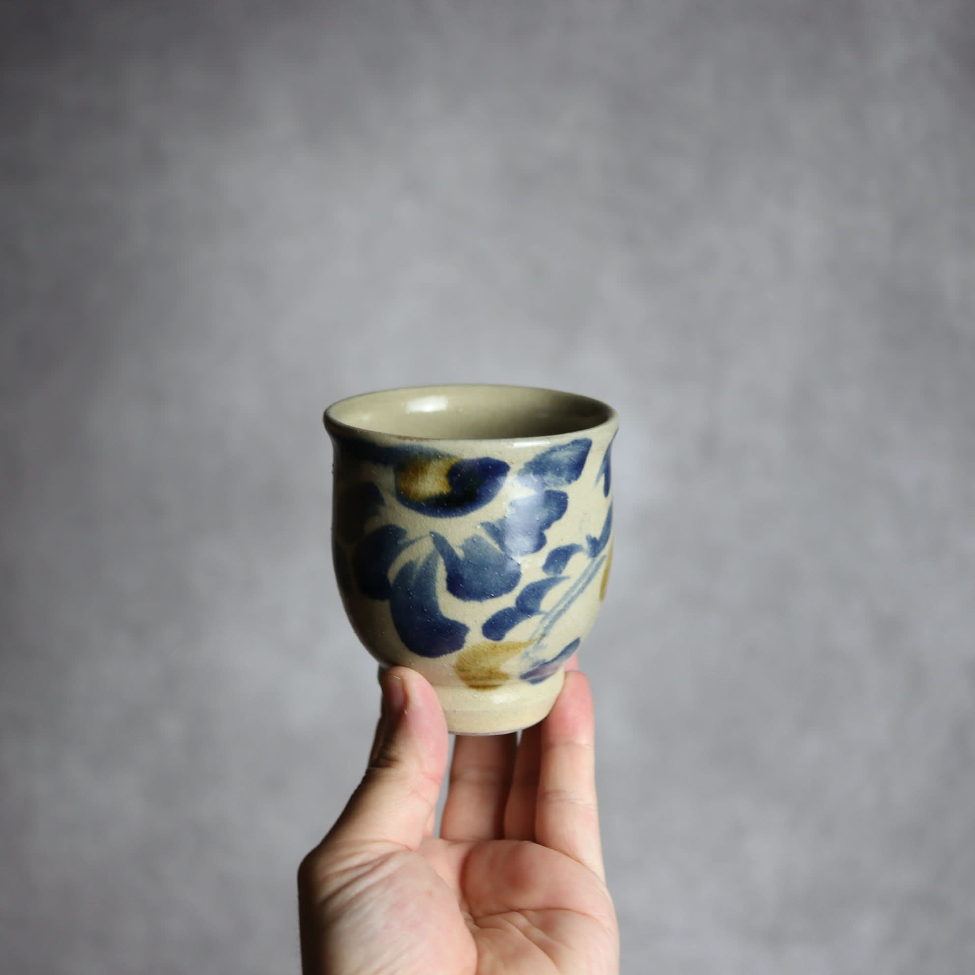 湯呑1 飴 呉須釉 菊唐草 やちむん 陶器 北窯 松田米司工房 やちむん 陶器.
