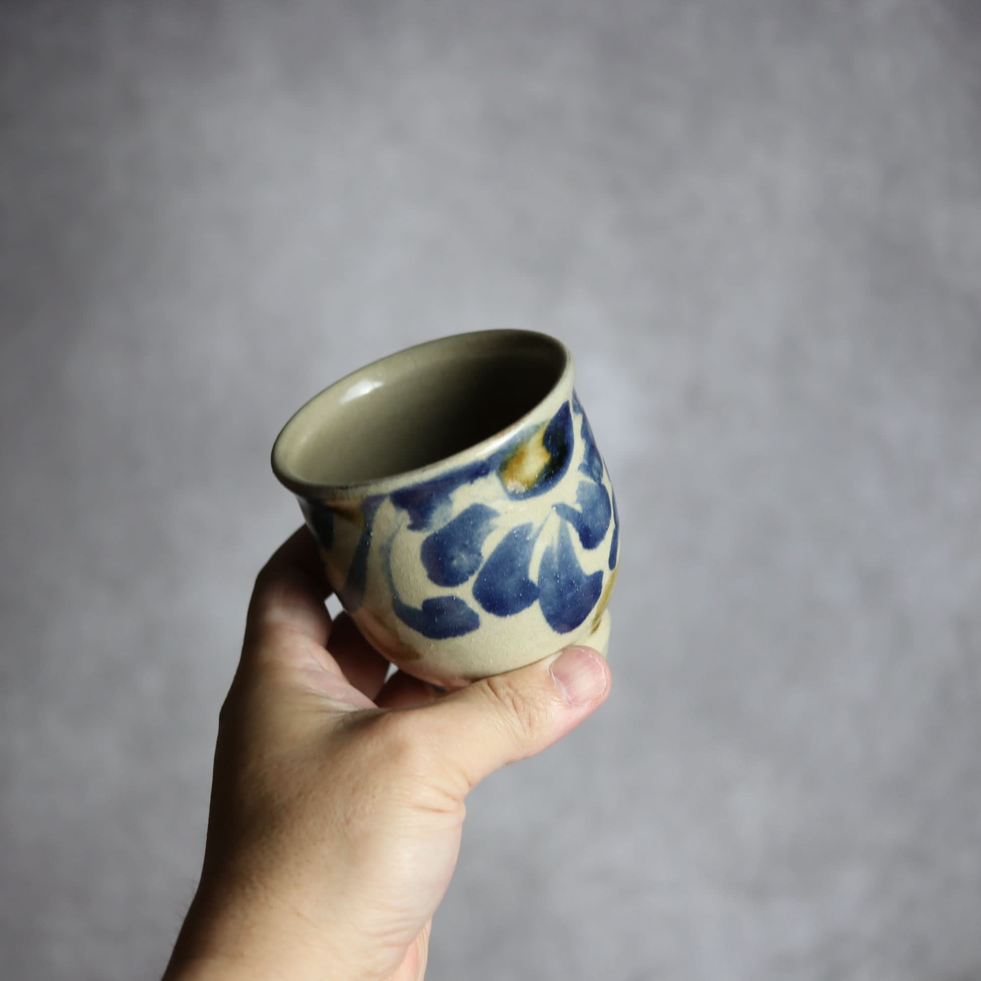 湯呑1 飴 呉須釉 菊唐草 やちむん 陶器 北窯 松田米司工房 やちむん 陶器.