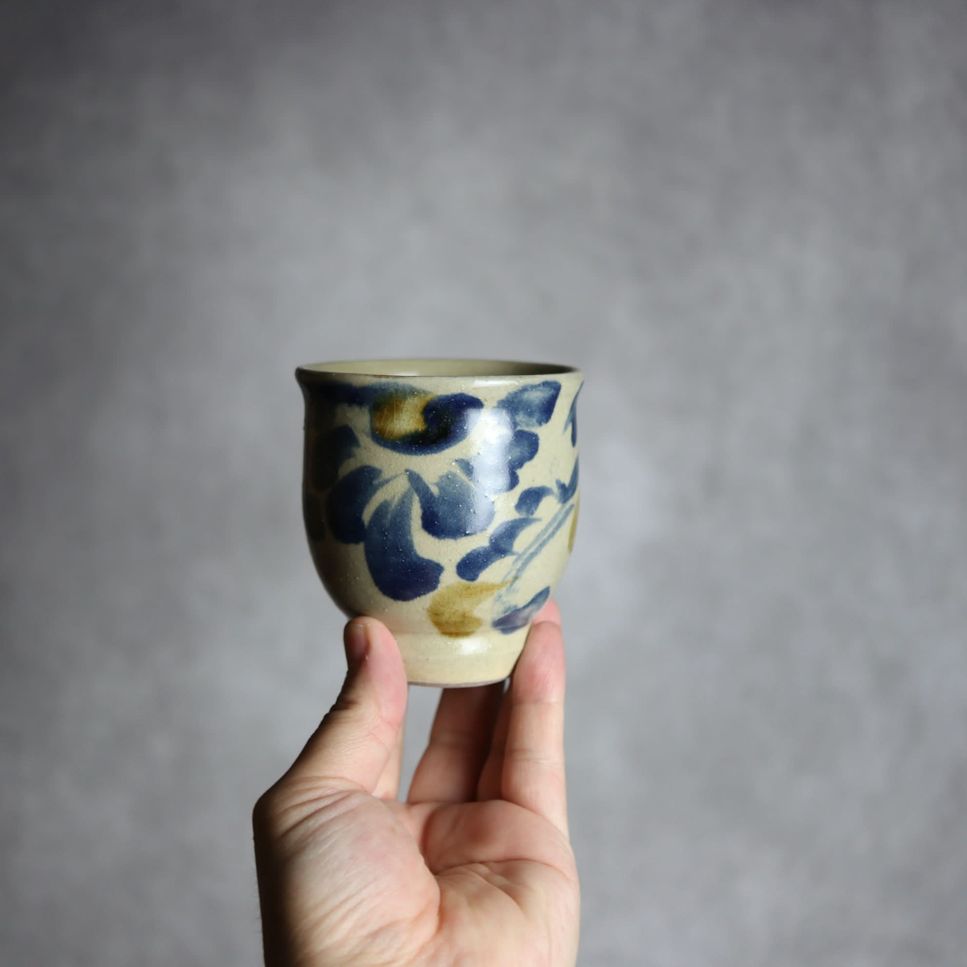 湯呑1 飴 呉須釉 菊唐草 やちむん 陶器 北窯 松田米司工房 やちむん 陶器.