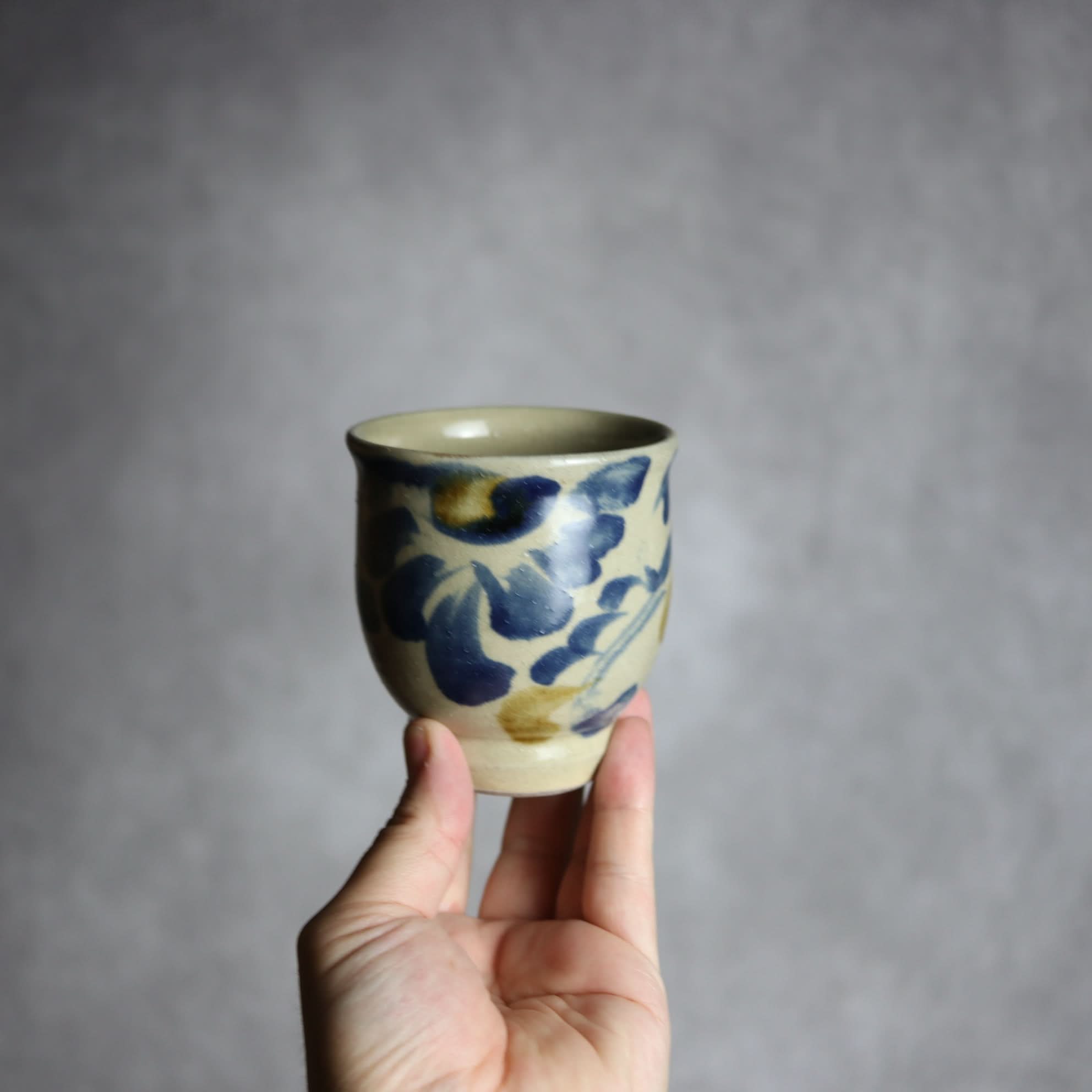 湯呑1 飴 呉須釉 菊唐草 やちむん 陶器 北窯 松田米司工房 やちむん 陶器.