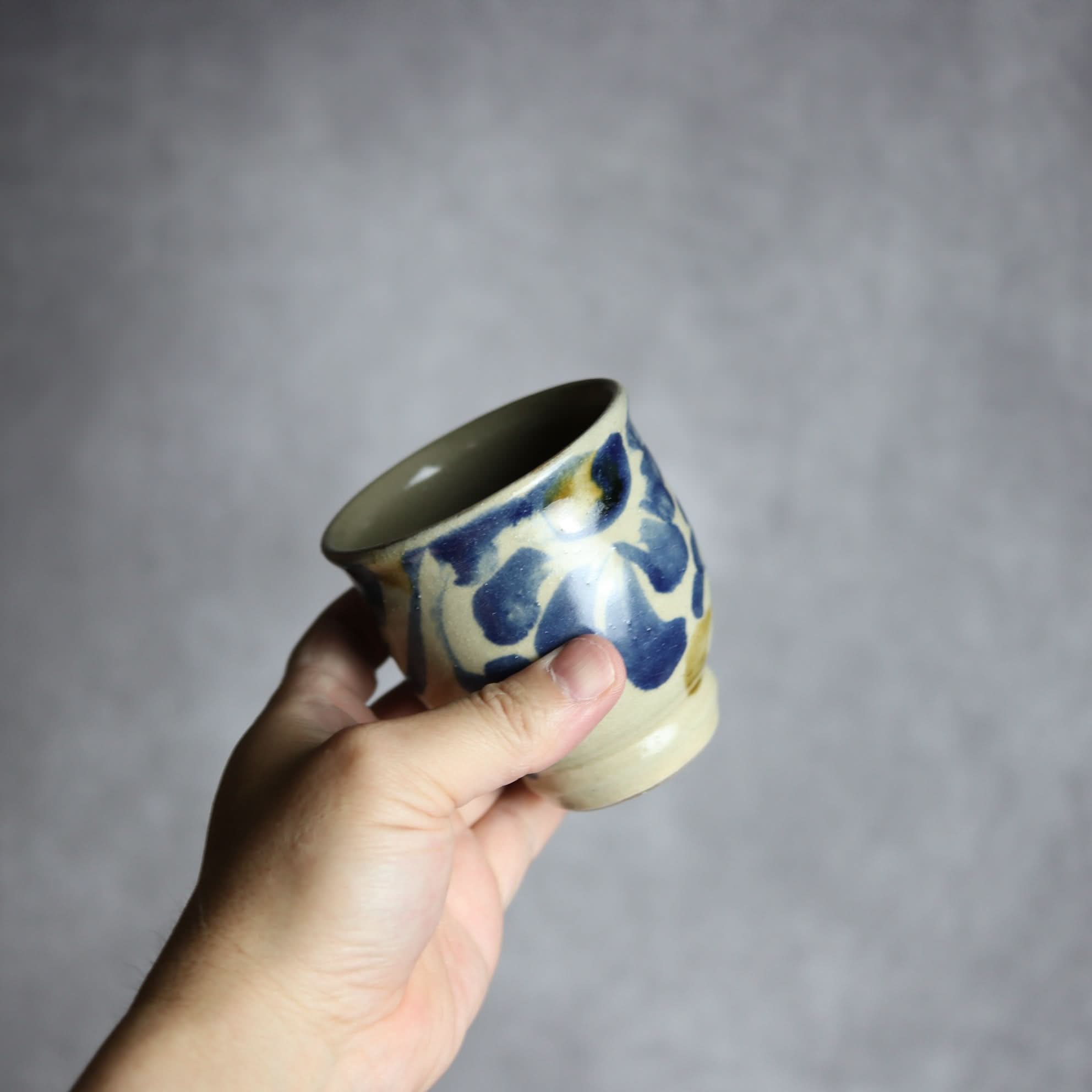 湯呑1 飴 呉須釉 菊唐草 やちむん 陶器 北窯 松田米司工房 やちむん 陶器.