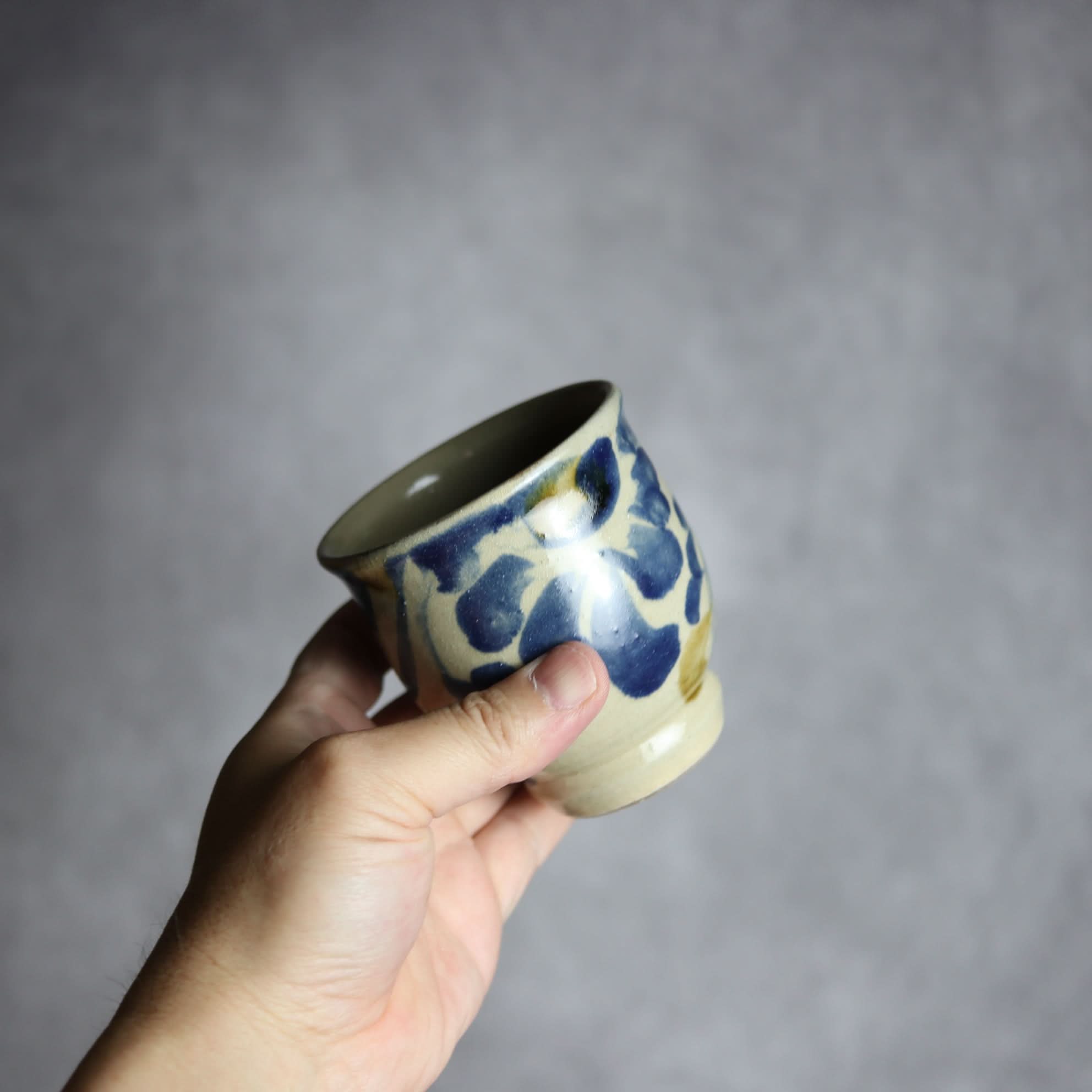 湯呑1 飴 呉須釉 菊唐草 やちむん 陶器 北窯 松田米司工房 やちむん 陶器.