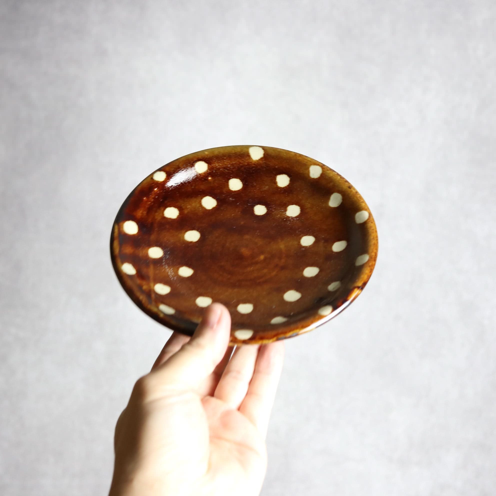 5寸皿 飴釉 蝋抜 点打 やちむん 陶器 真南風工房 やちむん 陶器.
