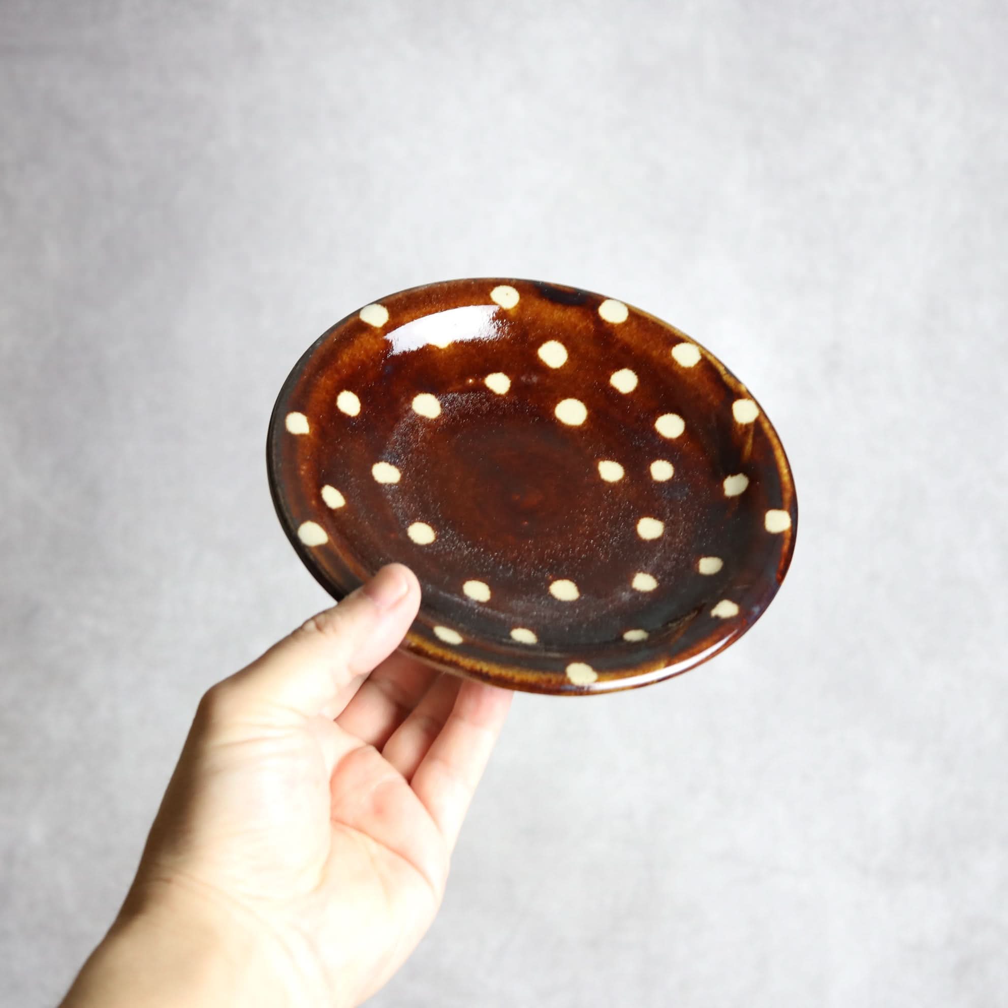 5寸皿 飴釉 蝋抜 点打 やちむん 陶器 真南風工房 やちむん 陶器.