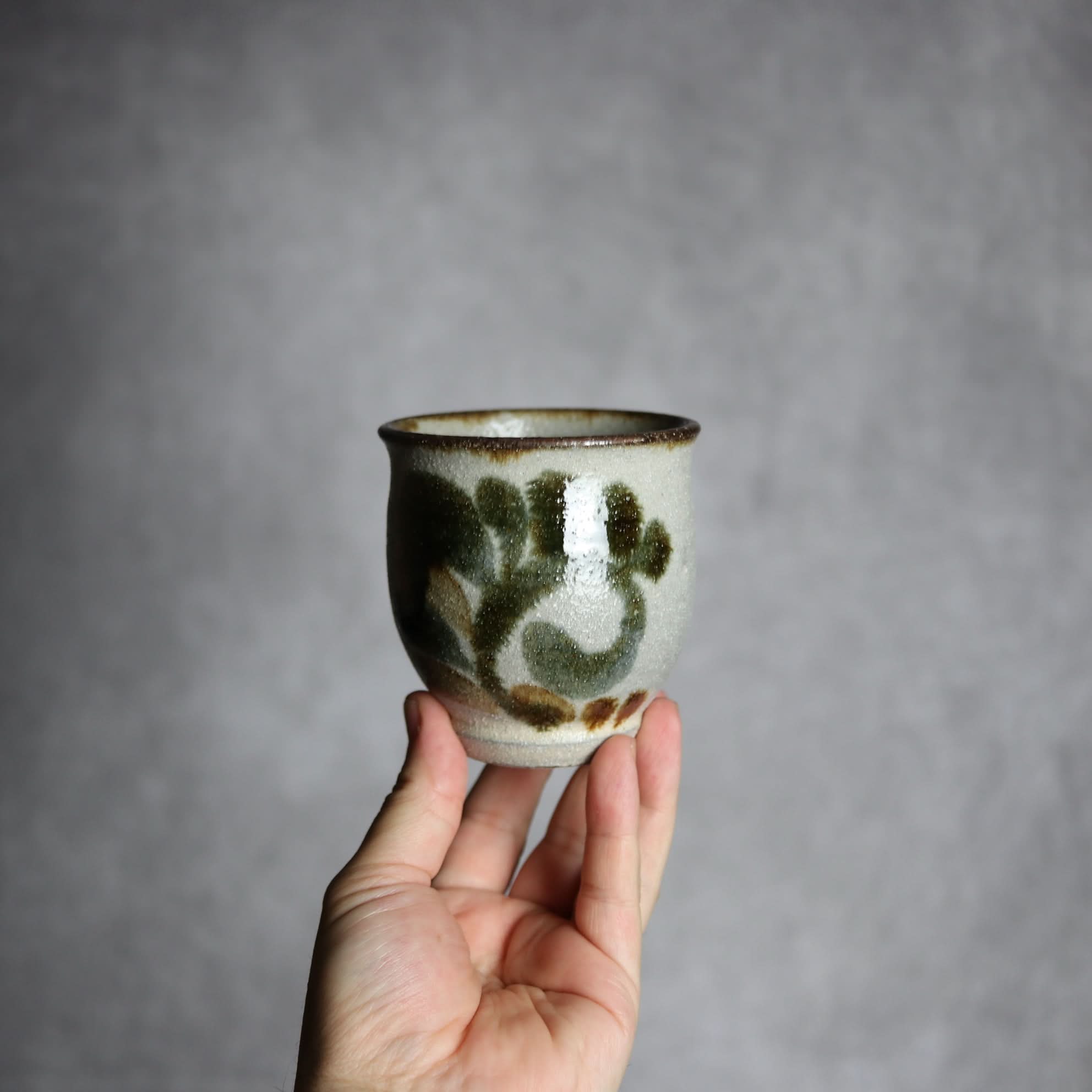 湯呑4 飴 呉須釉 唐草 やちむん 陶器 栄一工房 やちむん 陶器.