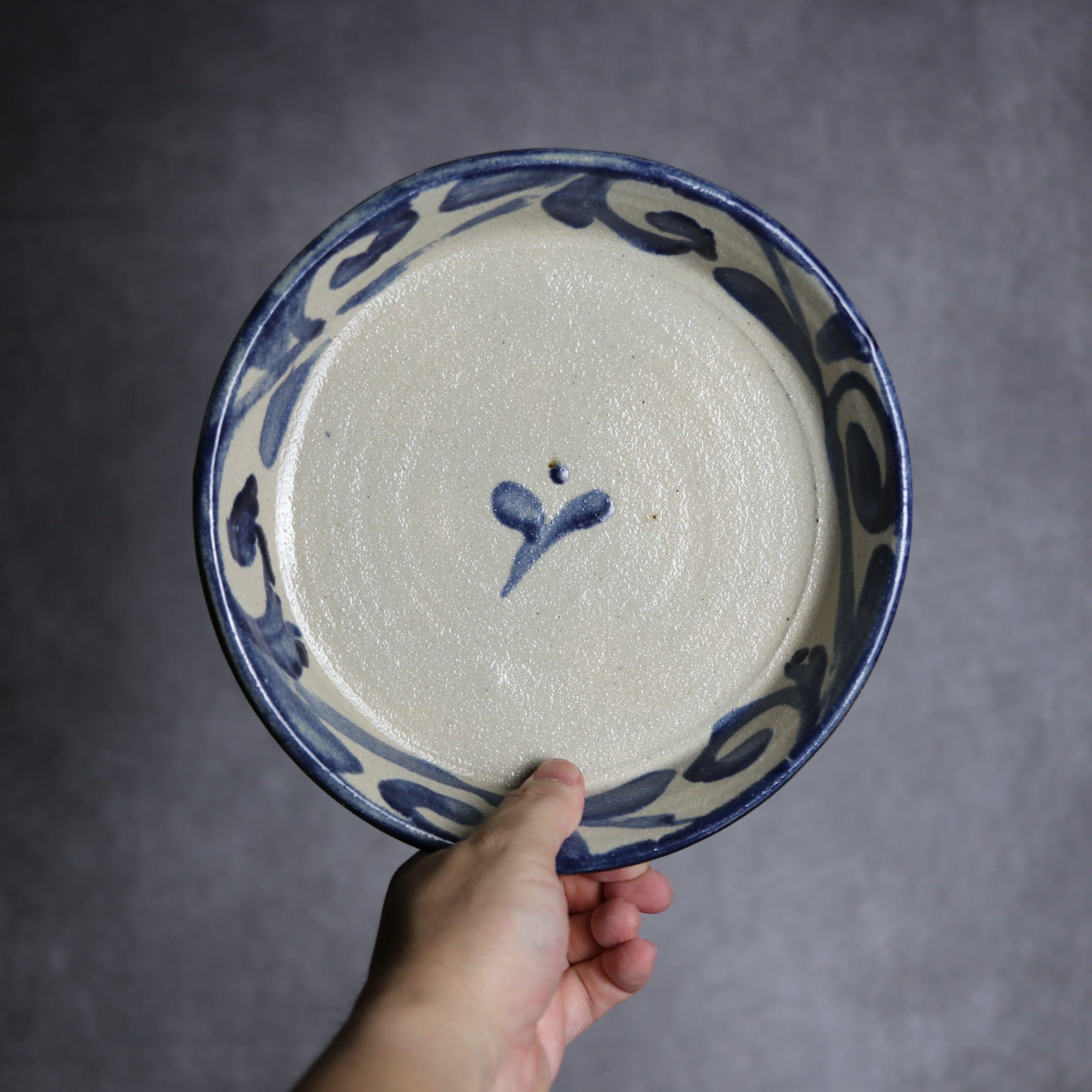 7寸平皿1 呉須釉 唐草 やちむん 陶器 栄一工房 やちむん 陶器.