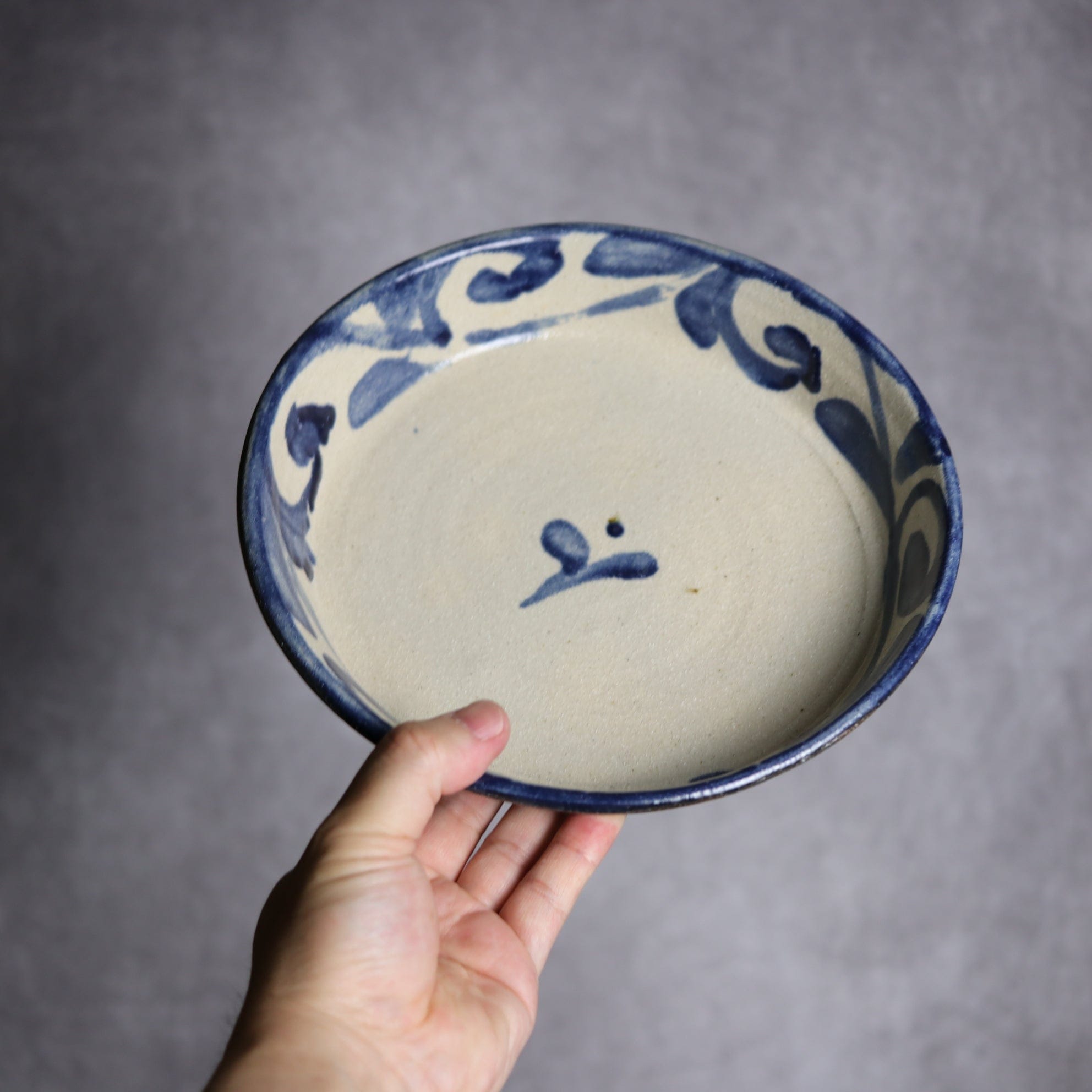 7寸平皿1 呉須釉 唐草 やちむん 陶器 栄一工房 やちむん 陶器.