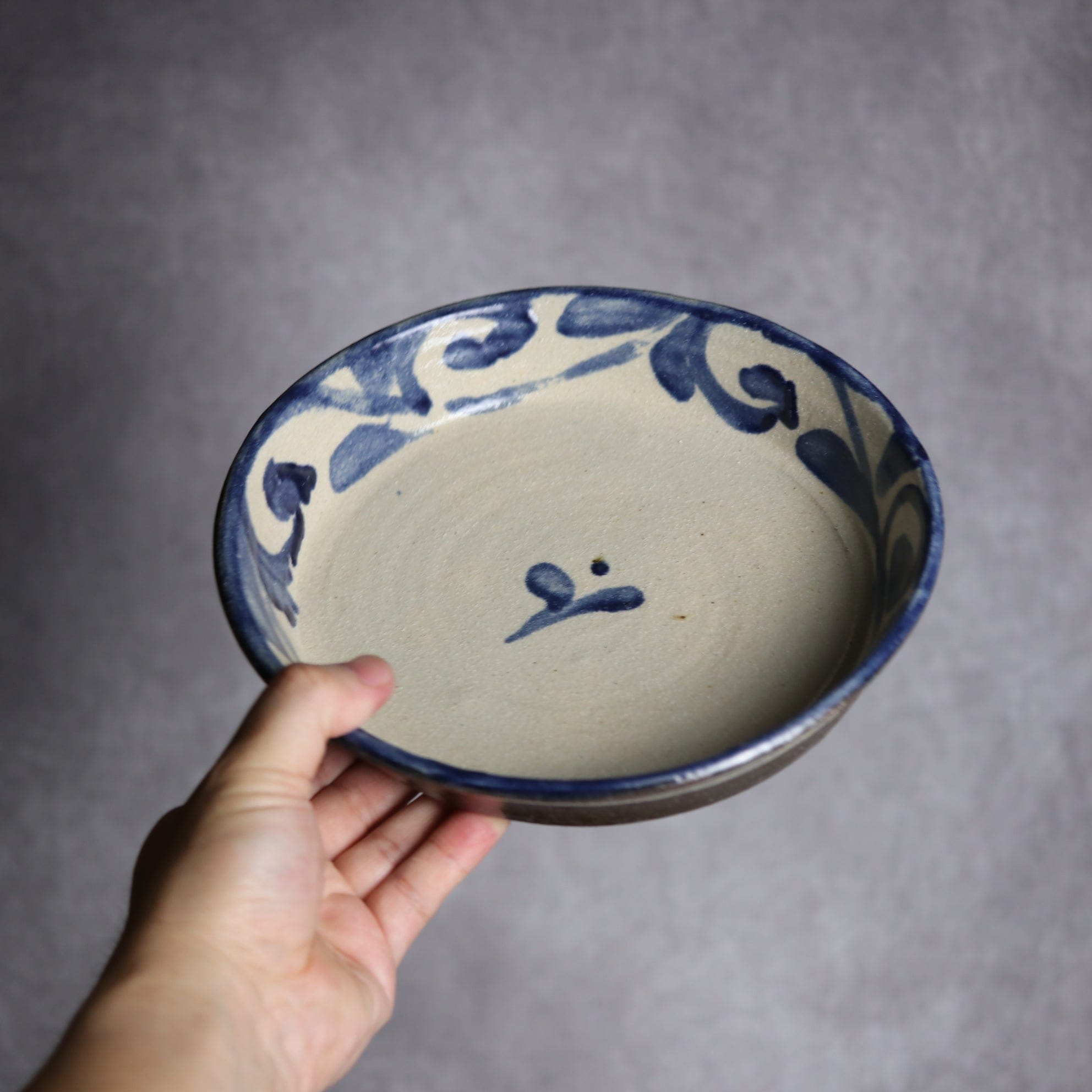 7寸平皿1 呉須釉 唐草 やちむん 陶器 栄一工房 やちむん 陶器.