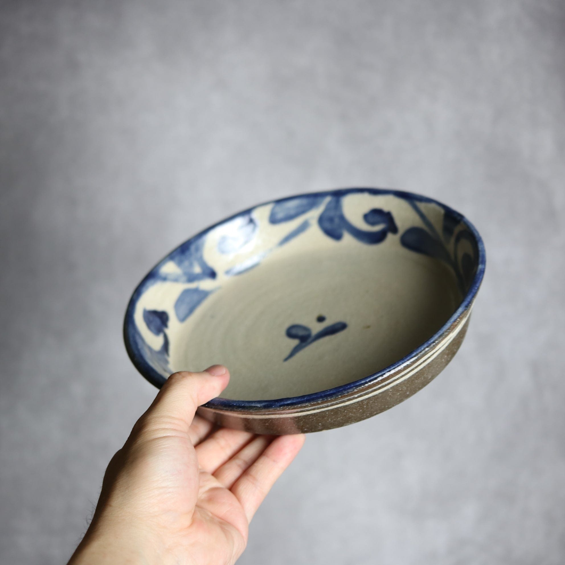 7寸平皿1 呉須釉 唐草 やちむん 陶器 栄一工房 やちむん 陶器.
