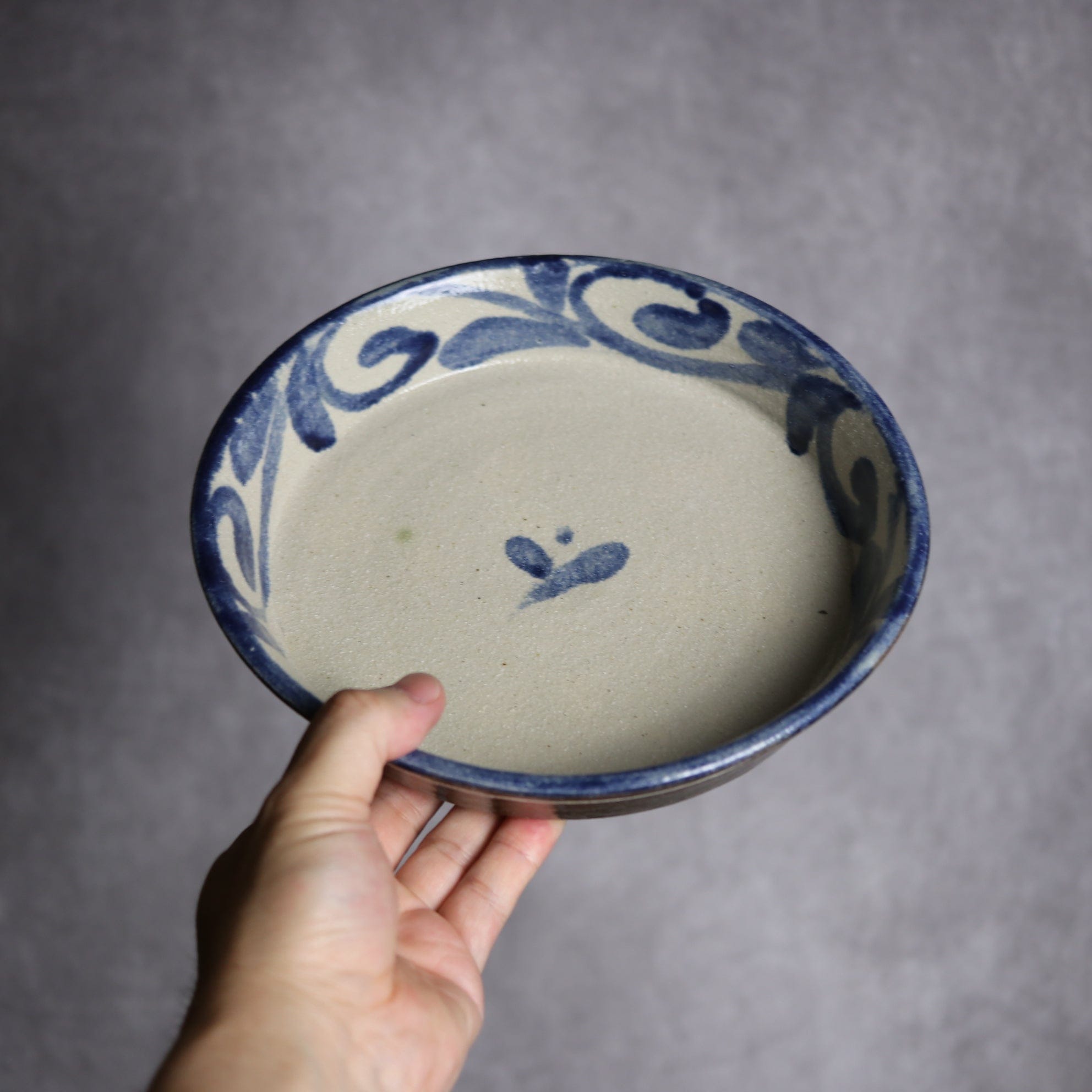 7寸平皿2 呉須釉 唐草 やちむん 陶器 栄一工房 やちむん 陶器.