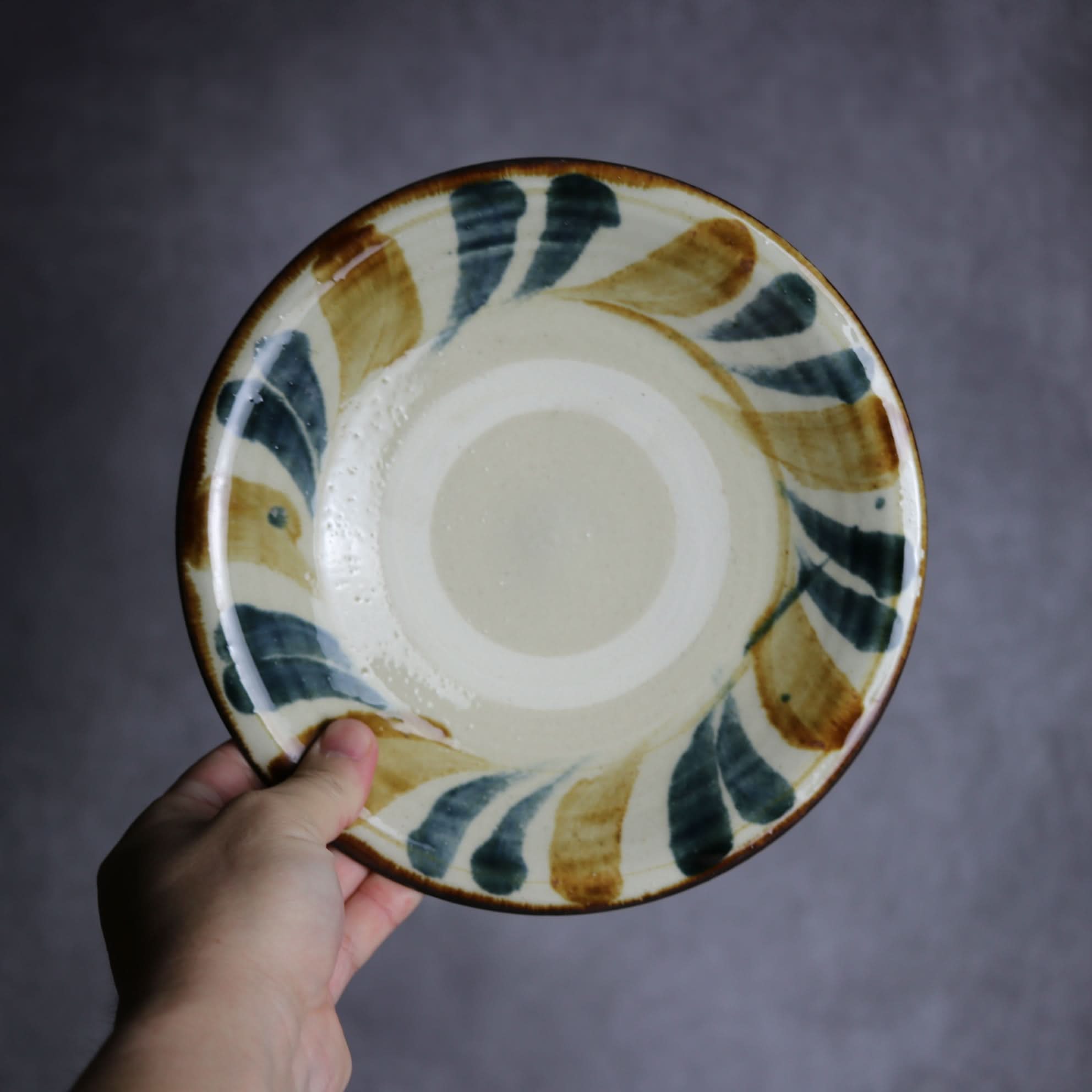 7寸皿1 飴 呉須釉 線描 やちむん 陶器 いずみ窯 島袋工房 やちむん 陶器.