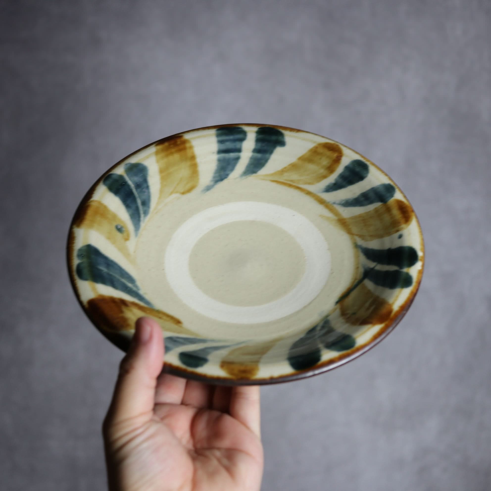 7寸皿1 飴 呉須釉 線描 やちむん 陶器 いずみ窯 島袋工房 やちむん 陶器.