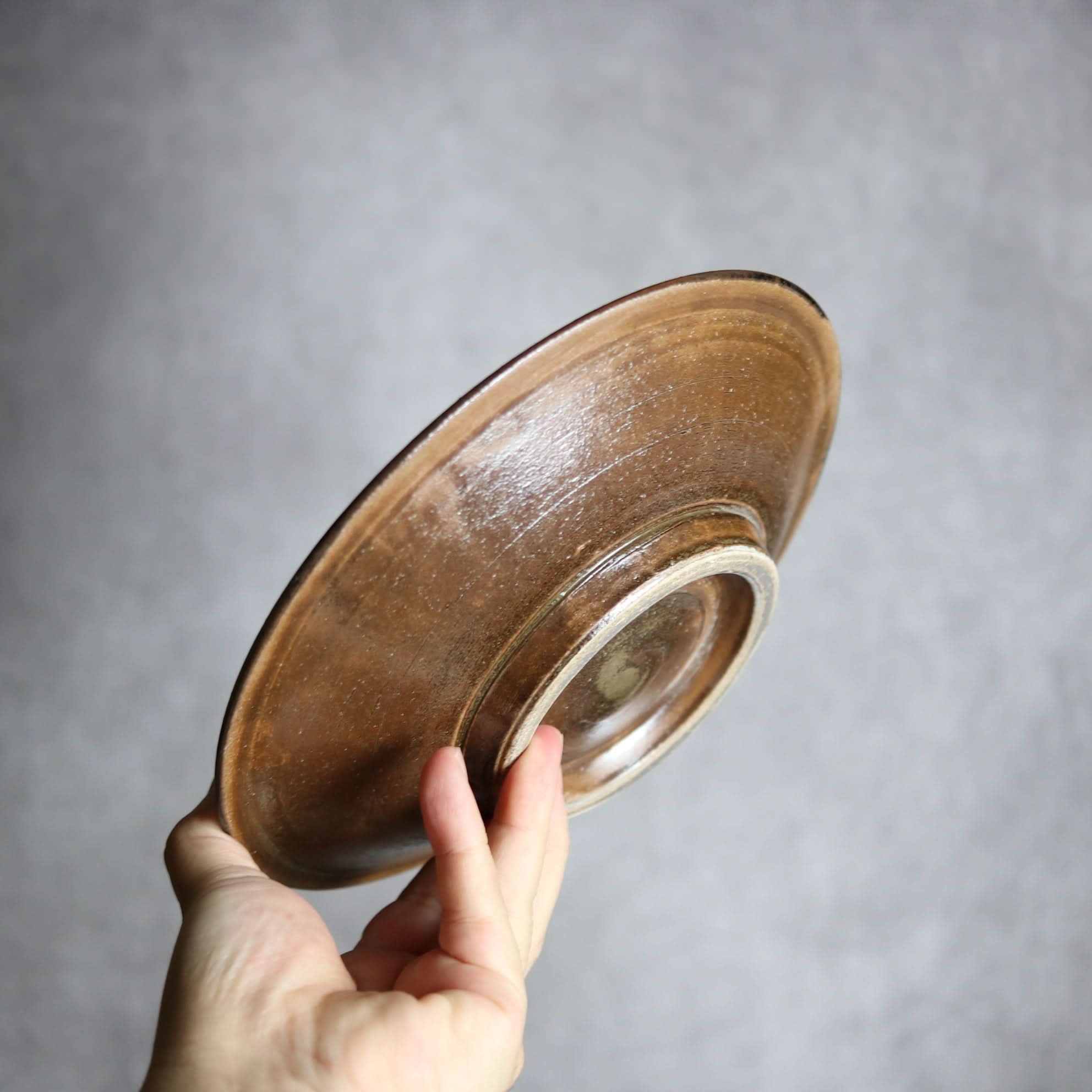 7寸皿1 飴 呉須釉 線描 やちむん 陶器 いずみ窯 島袋工房 やちむん 陶器.