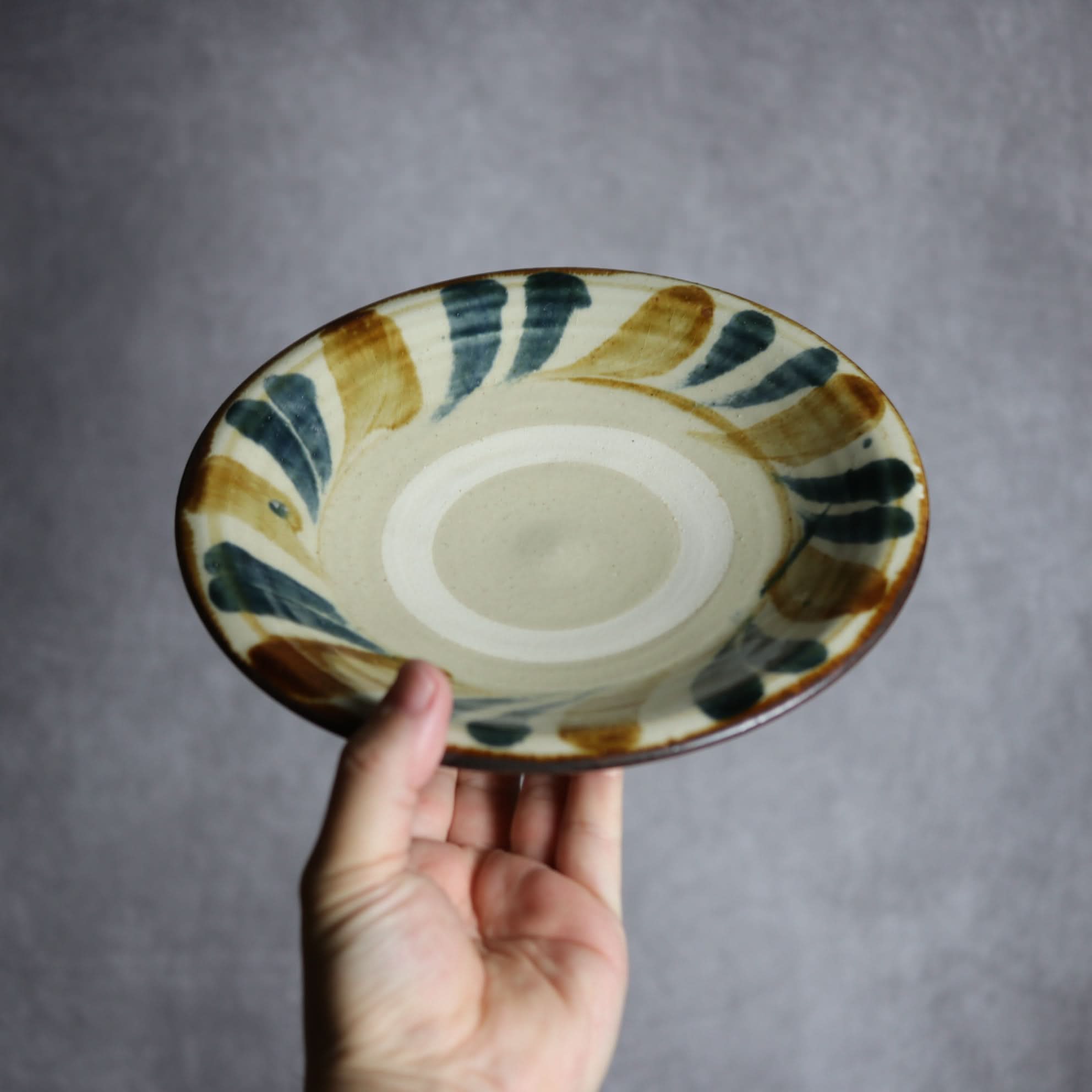 7寸皿1 飴 呉須釉 線描 やちむん 陶器 いずみ窯 島袋工房 やちむん 陶器.