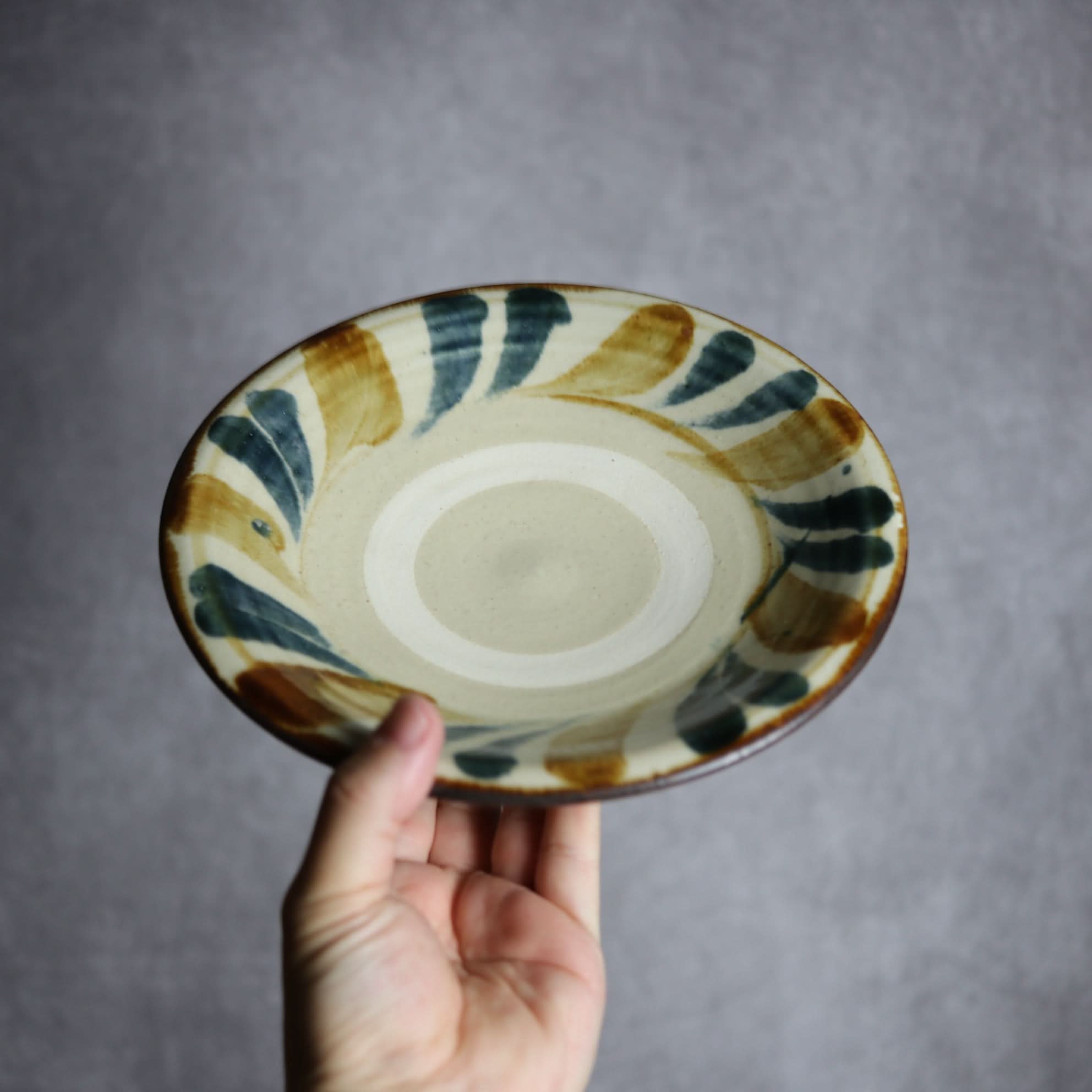 7寸皿1 飴 呉須釉 線描 やちむん 陶器 いずみ窯 島袋工房 やちむん 陶器.