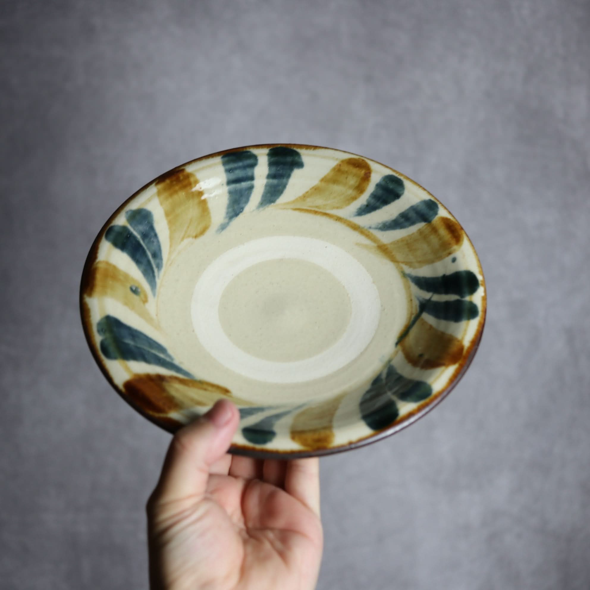 7寸皿1 飴 呉須釉 線描 やちむん 陶器 いずみ窯 島袋工房 やちむん 陶器.