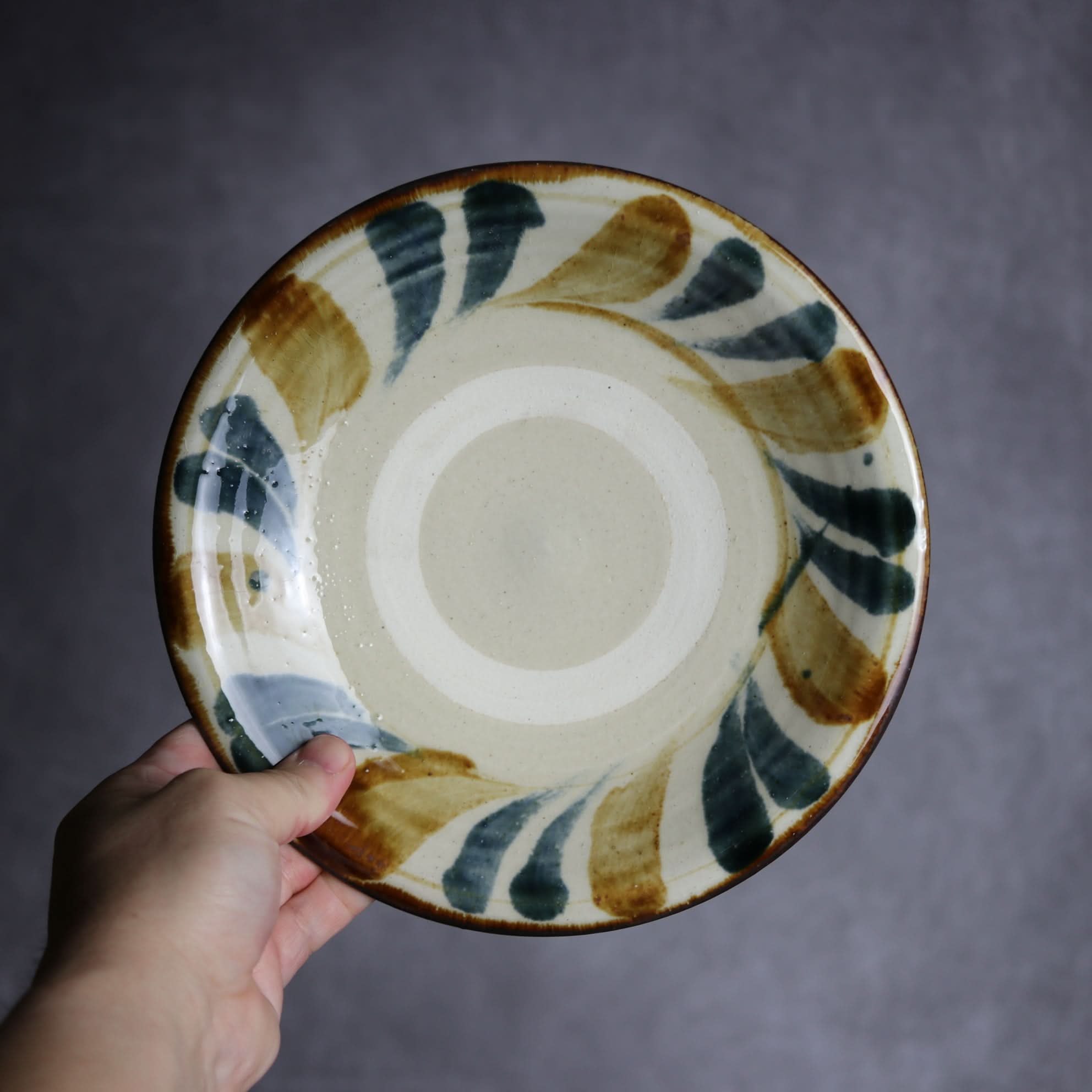 7寸皿1 飴 呉須釉 線描 やちむん 陶器 いずみ窯 島袋工房 やちむん 陶器.