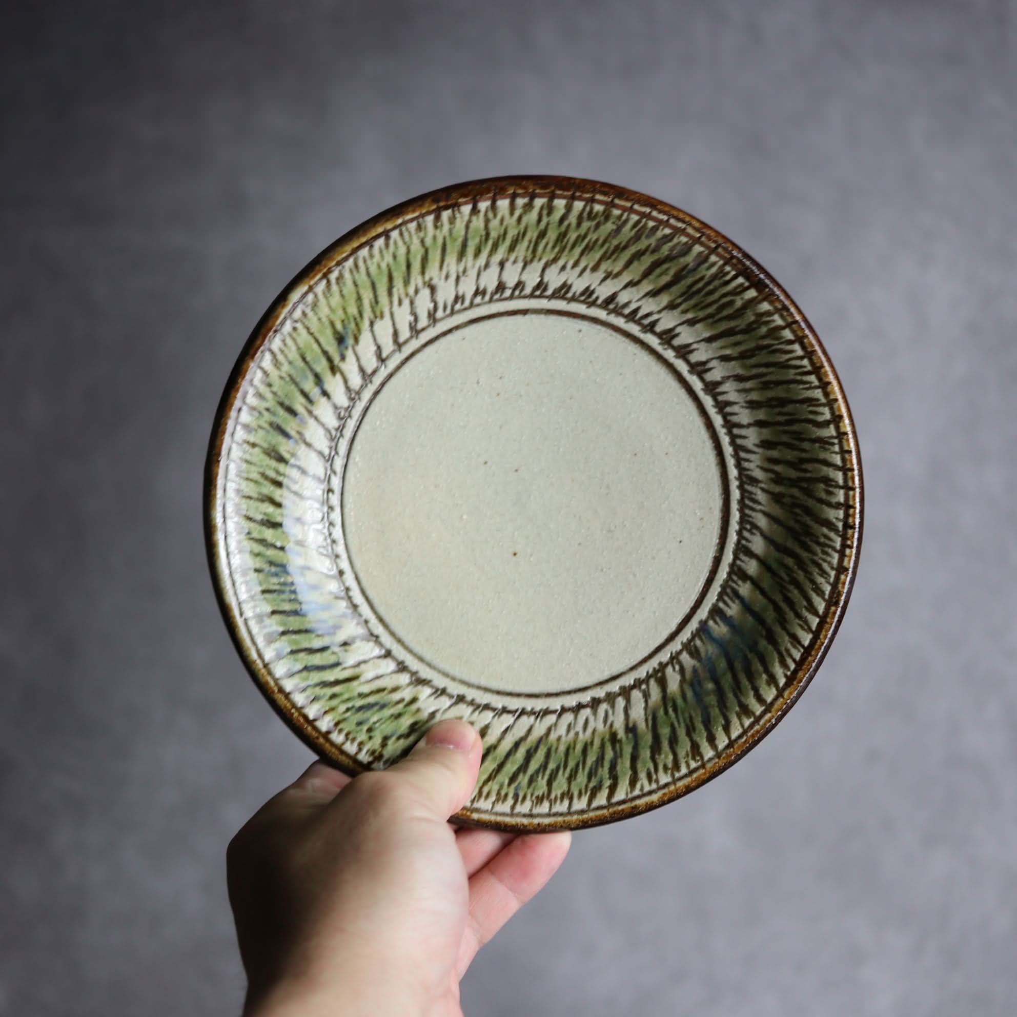 6寸皿1 緑釉 飛鉋 やちむん 陶器 栄一工房 やちむん 陶器.