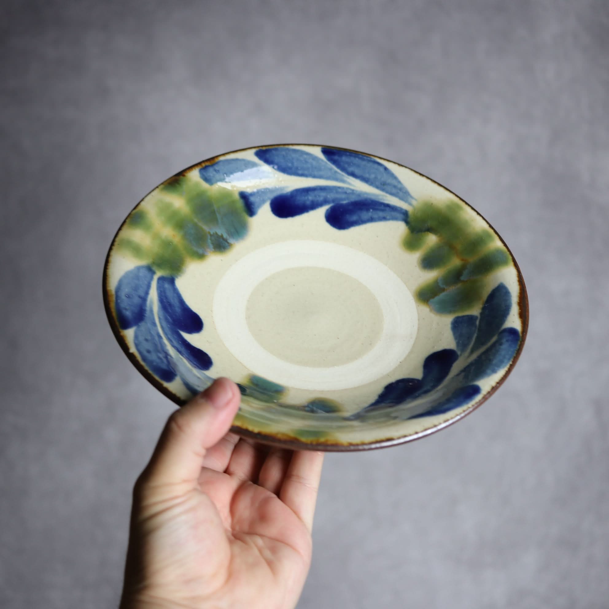 7寸皿1 呉須 緑釉 葡萄 やちむん 陶器 いずみ窯 島袋工房 やちむん 陶器.