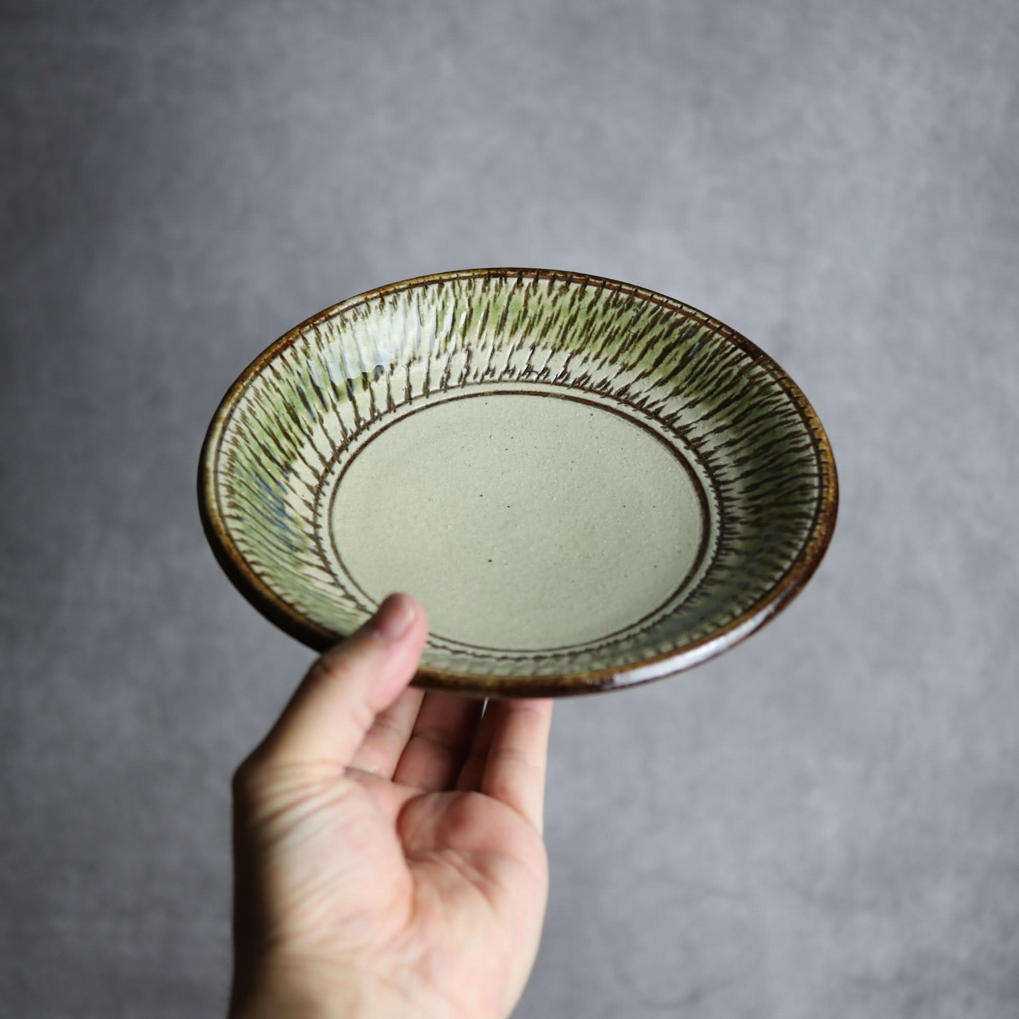 6寸皿1 緑釉 飛鉋 やちむん 陶器 栄一工房 やちむん 陶器.