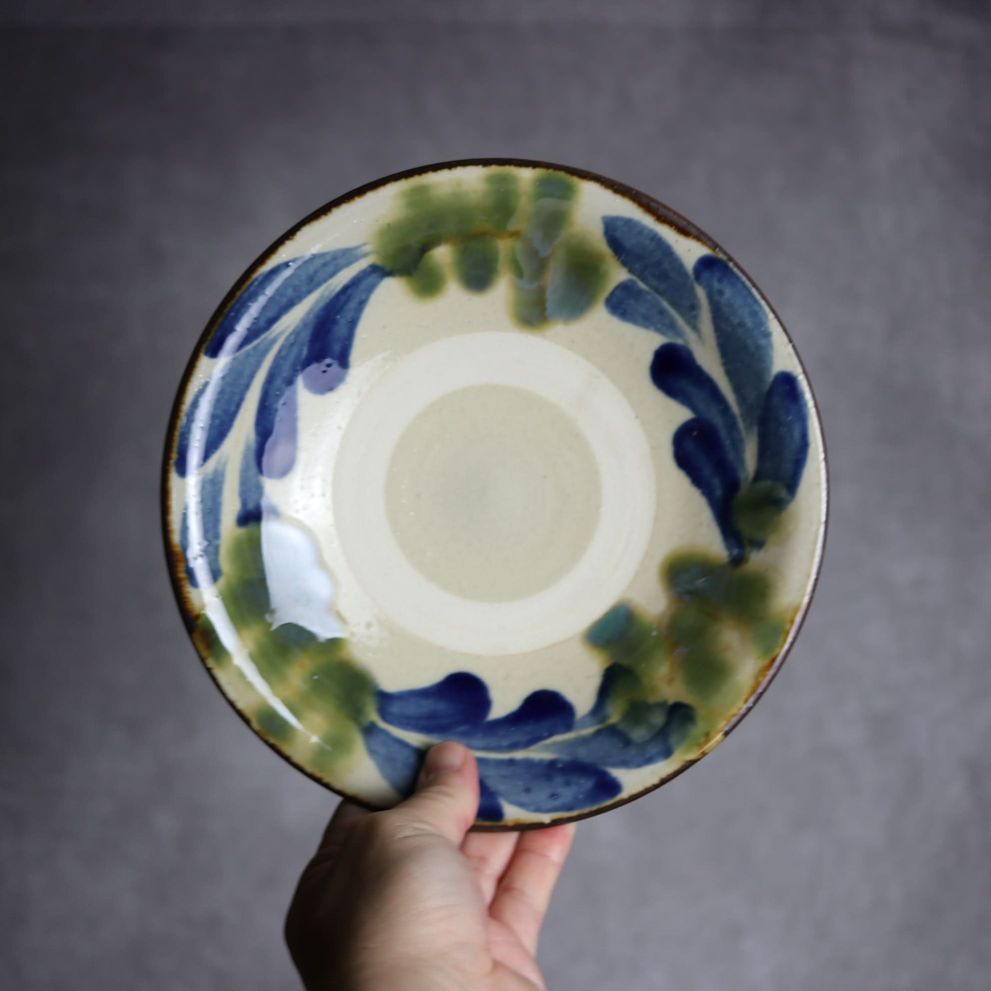 7寸皿1 呉須 緑釉 葡萄 やちむん 陶器 いずみ窯 島袋工房 やちむん 陶器.