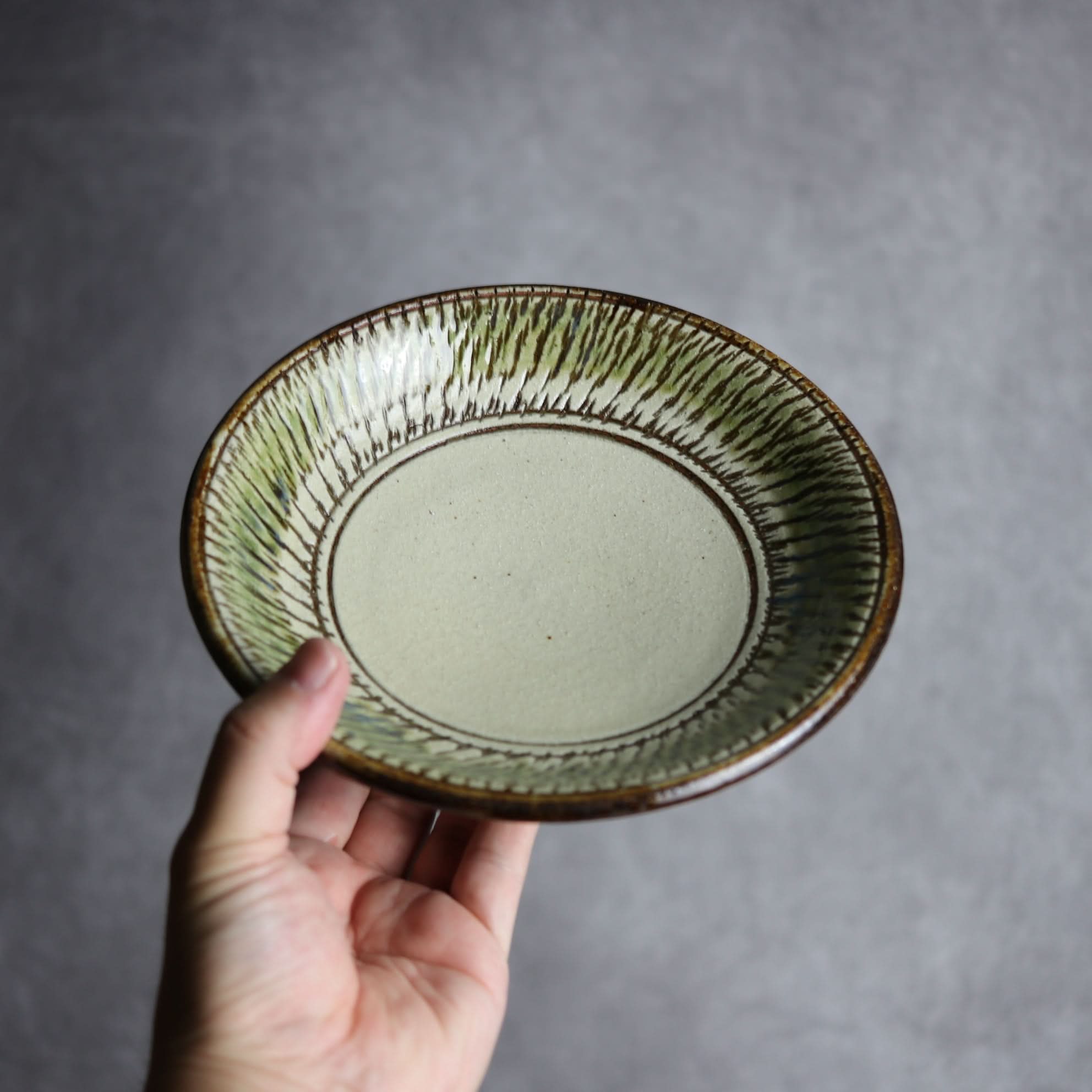 6寸皿1 緑釉 飛鉋 やちむん 陶器 栄一工房 やちむん 陶器.