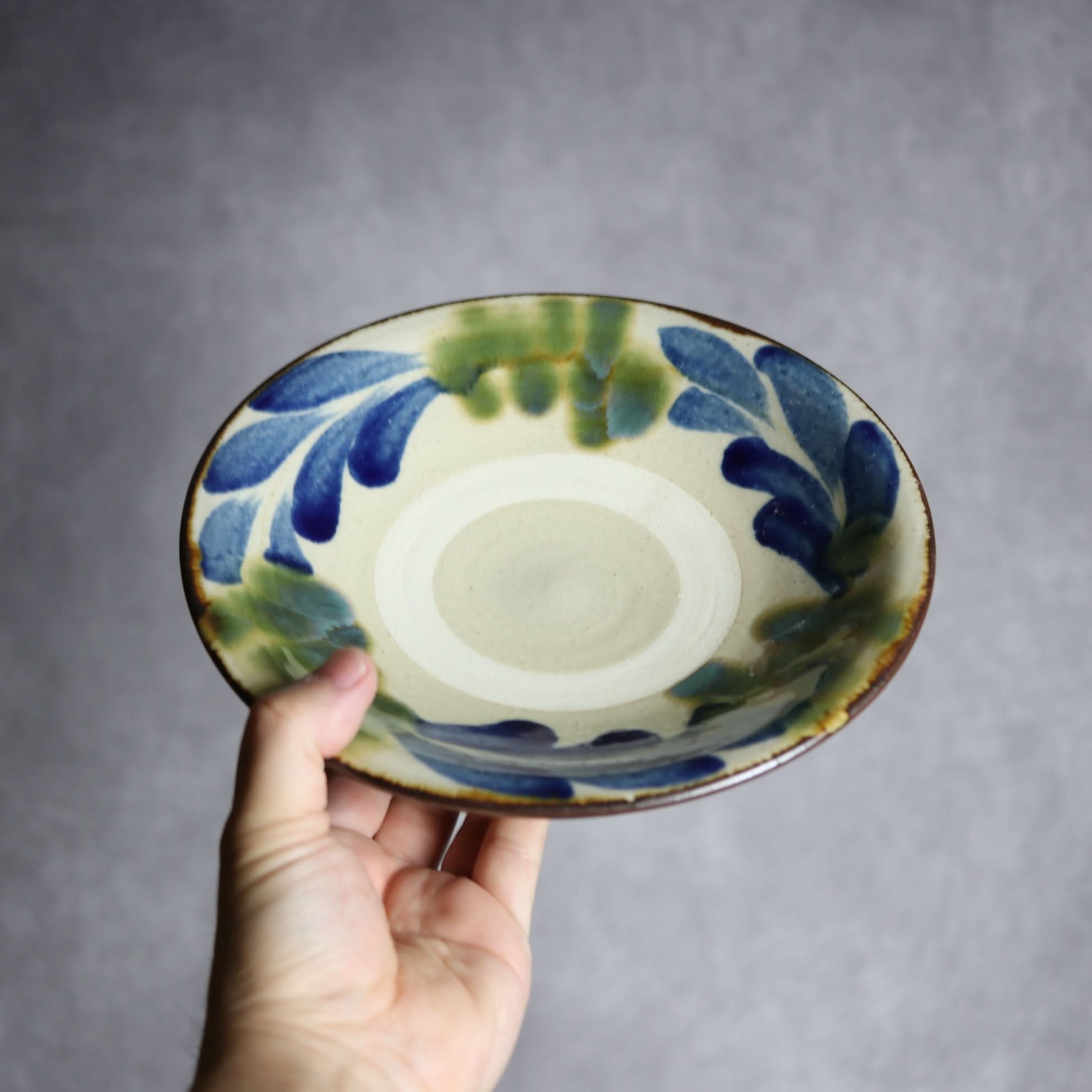 7寸皿1 呉須 緑釉 葡萄 やちむん 陶器 いずみ窯 島袋工房 やちむん 陶器.