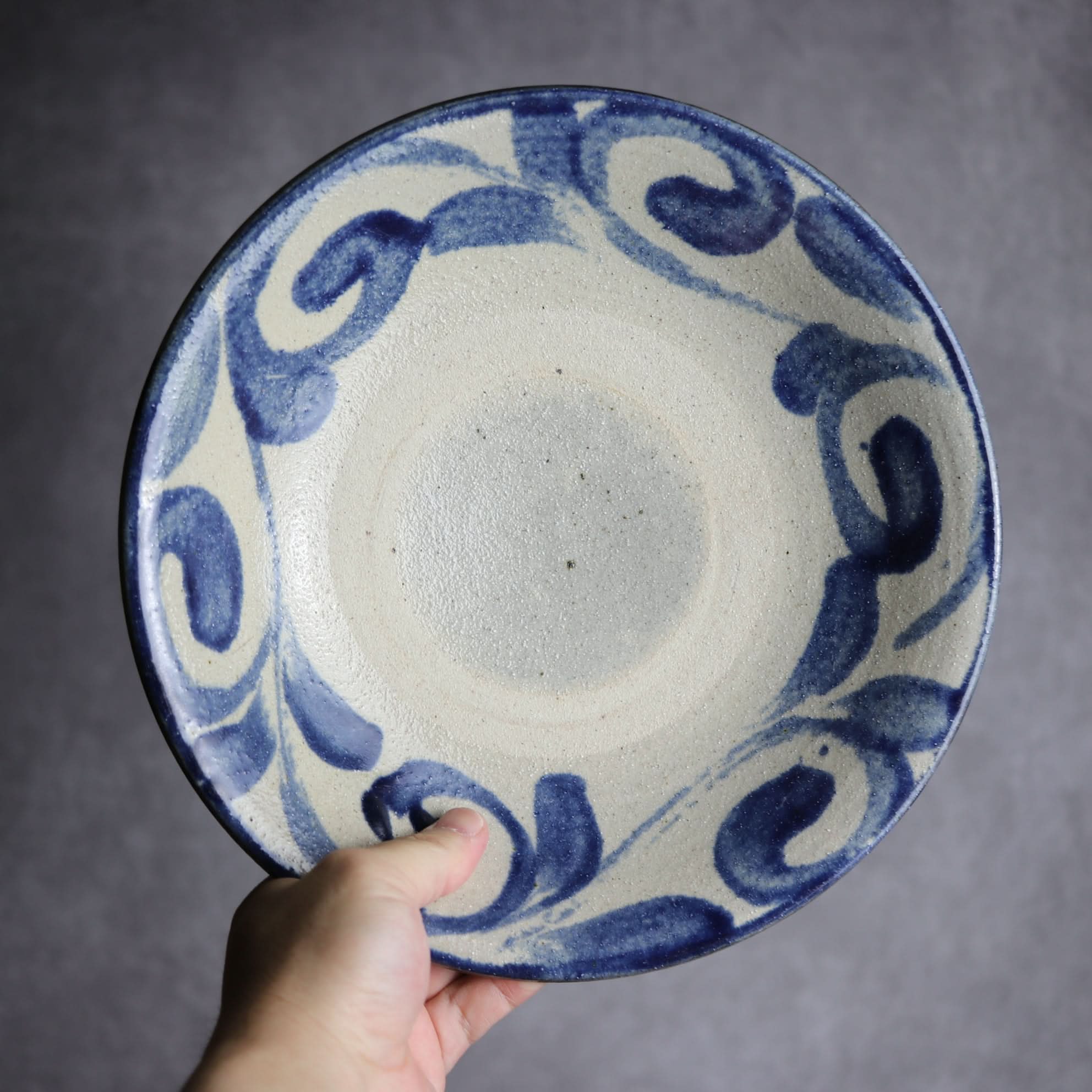 8寸皿1 呉須釉 唐草 やちむん 陶器 栄一工房 やちむん 陶器.