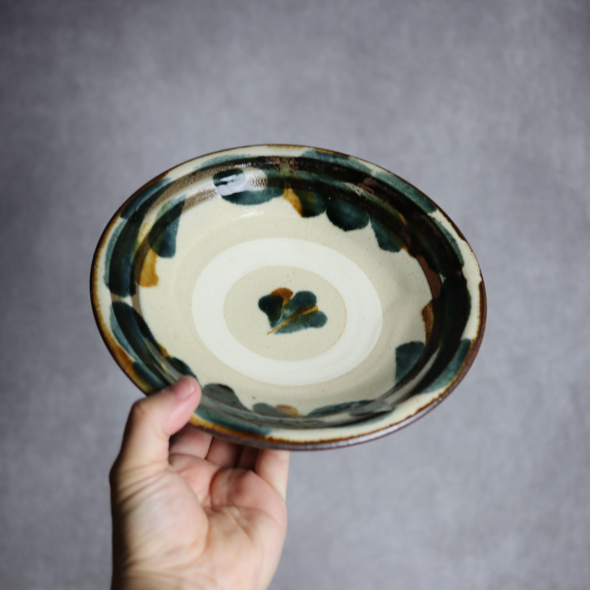 7寸皿1 飴 呉須釉 唐草やちむん 陶器 いずみ窯 島袋工房 やちむん 陶器.