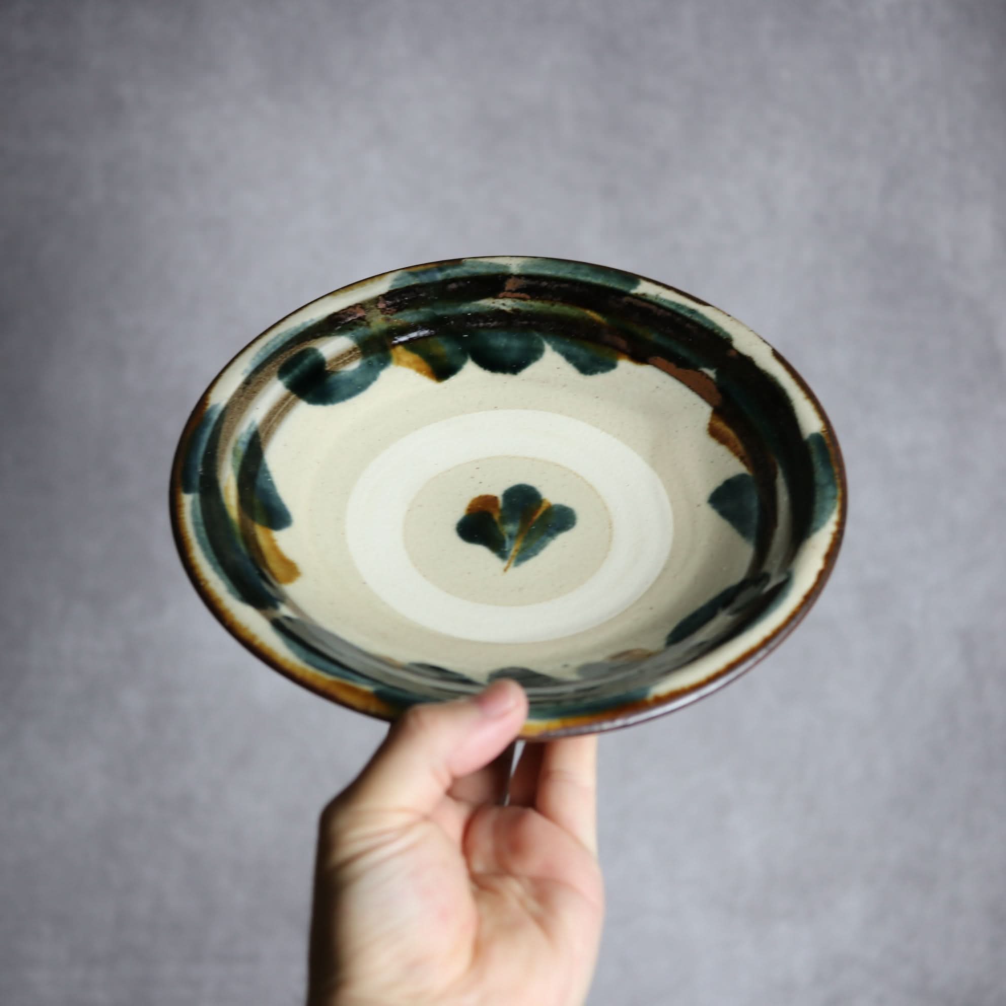 7寸皿1 飴 呉須釉 唐草やちむん 陶器 いずみ窯 島袋工房 やちむん 陶器.