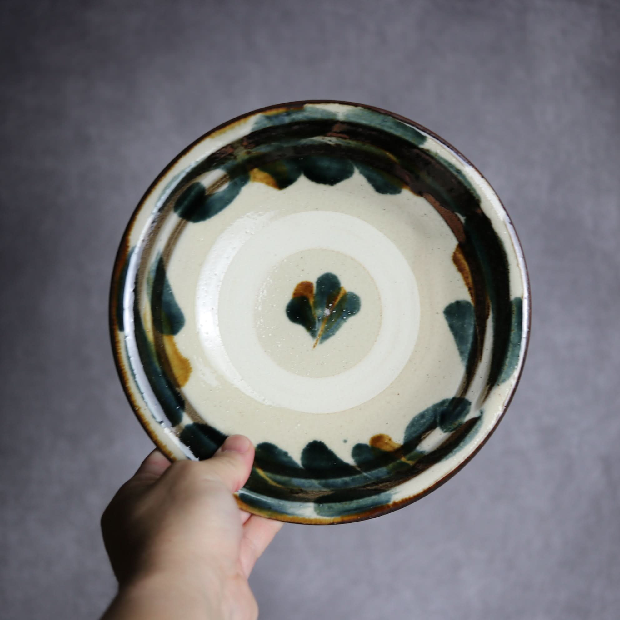 7寸皿1 飴 呉須釉 唐草やちむん 陶器 いずみ窯 島袋工房 やちむん 陶器.