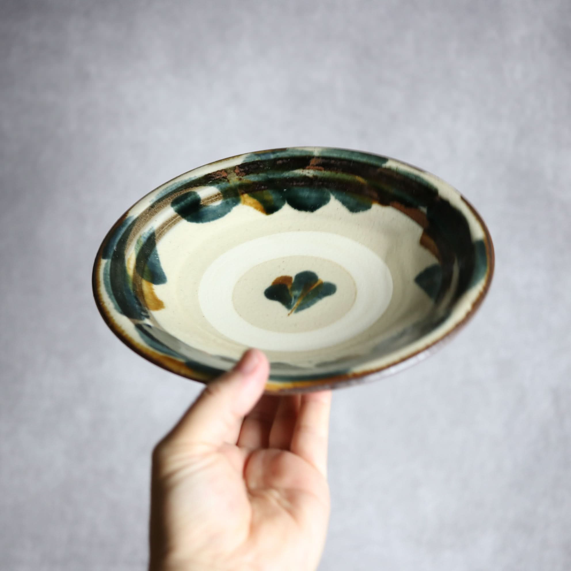 7寸皿1 飴 呉須釉 唐草やちむん 陶器 いずみ窯 島袋工房 やちむん 陶器.