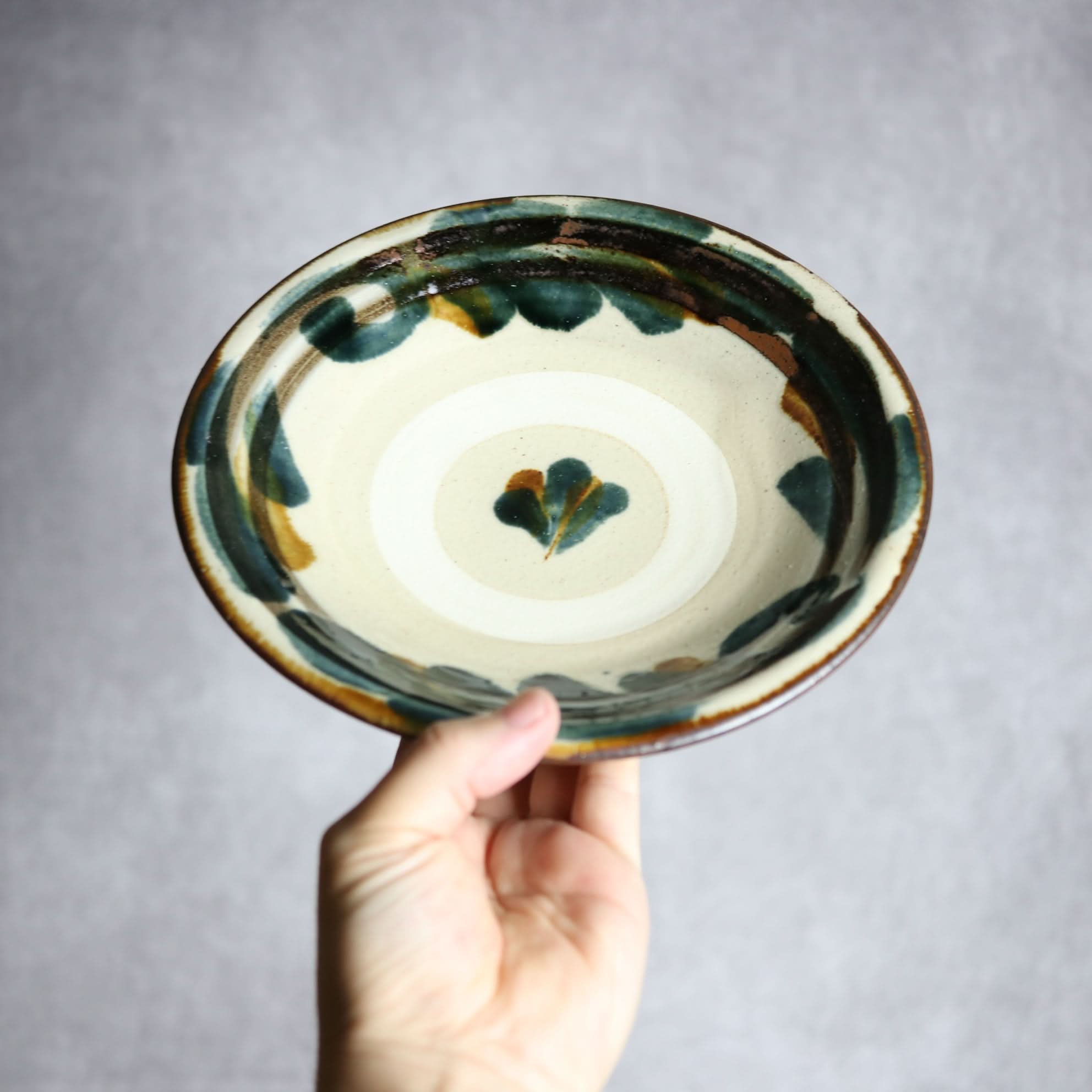 7寸皿1 飴 呉須釉 唐草やちむん 陶器 いずみ窯 島袋工房 やちむん 陶器.