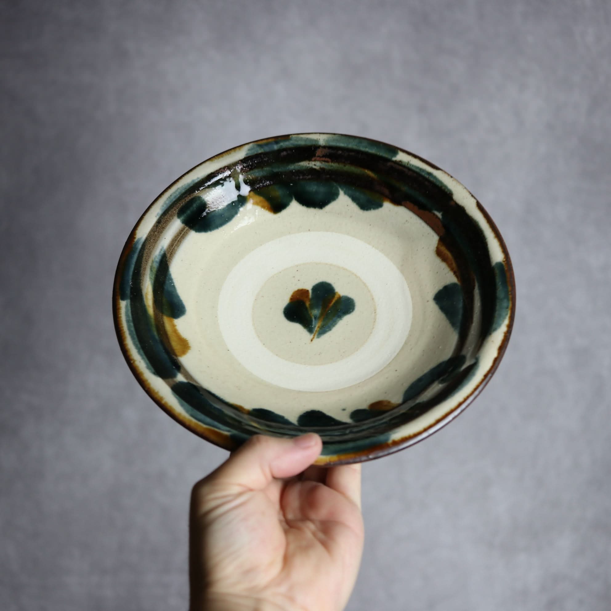 7寸皿1 飴 呉須釉 唐草やちむん 陶器 いずみ窯 島袋工房 やちむん 陶器.