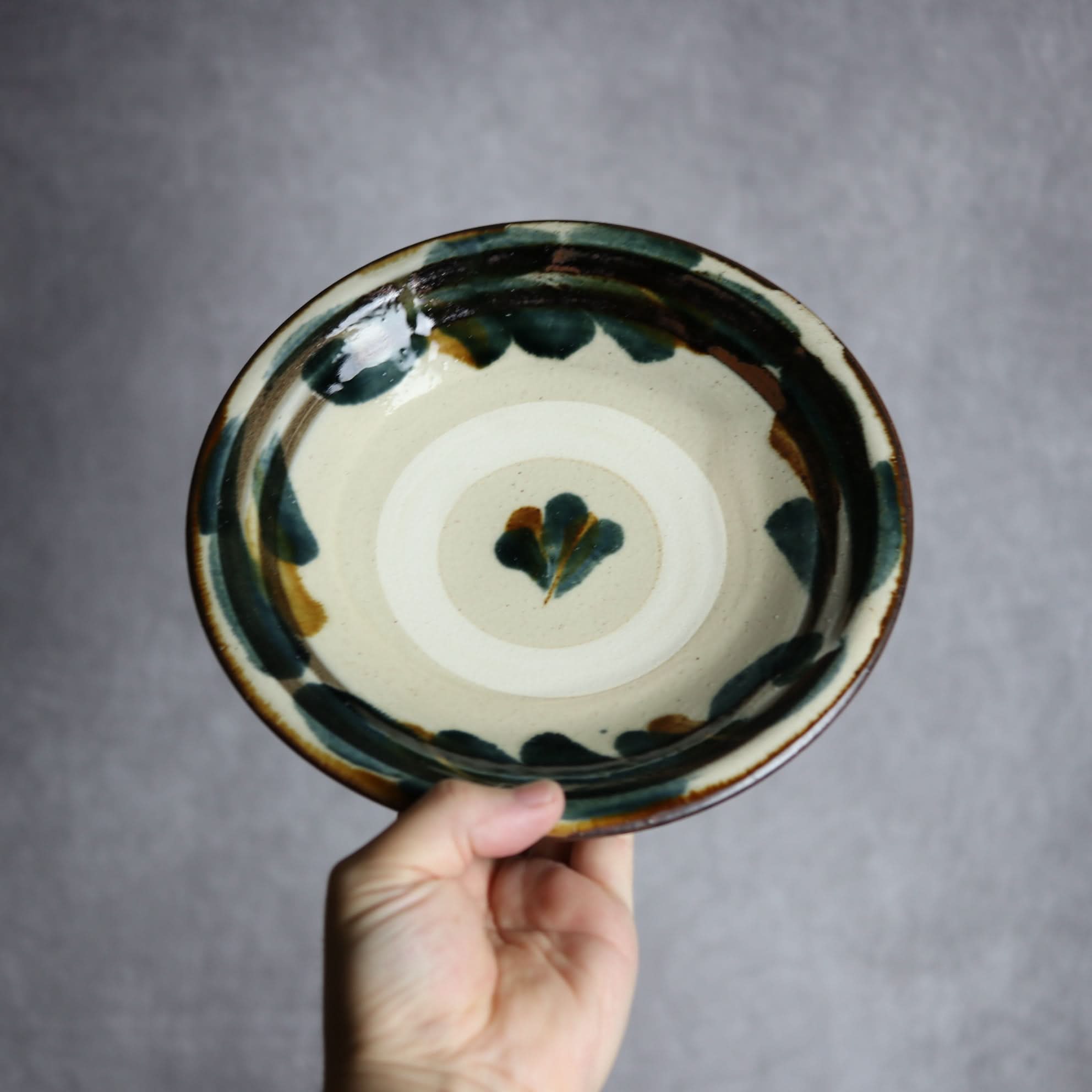 7寸皿1 飴 呉須釉 唐草やちむん 陶器 いずみ窯 島袋工房 やちむん 陶器.