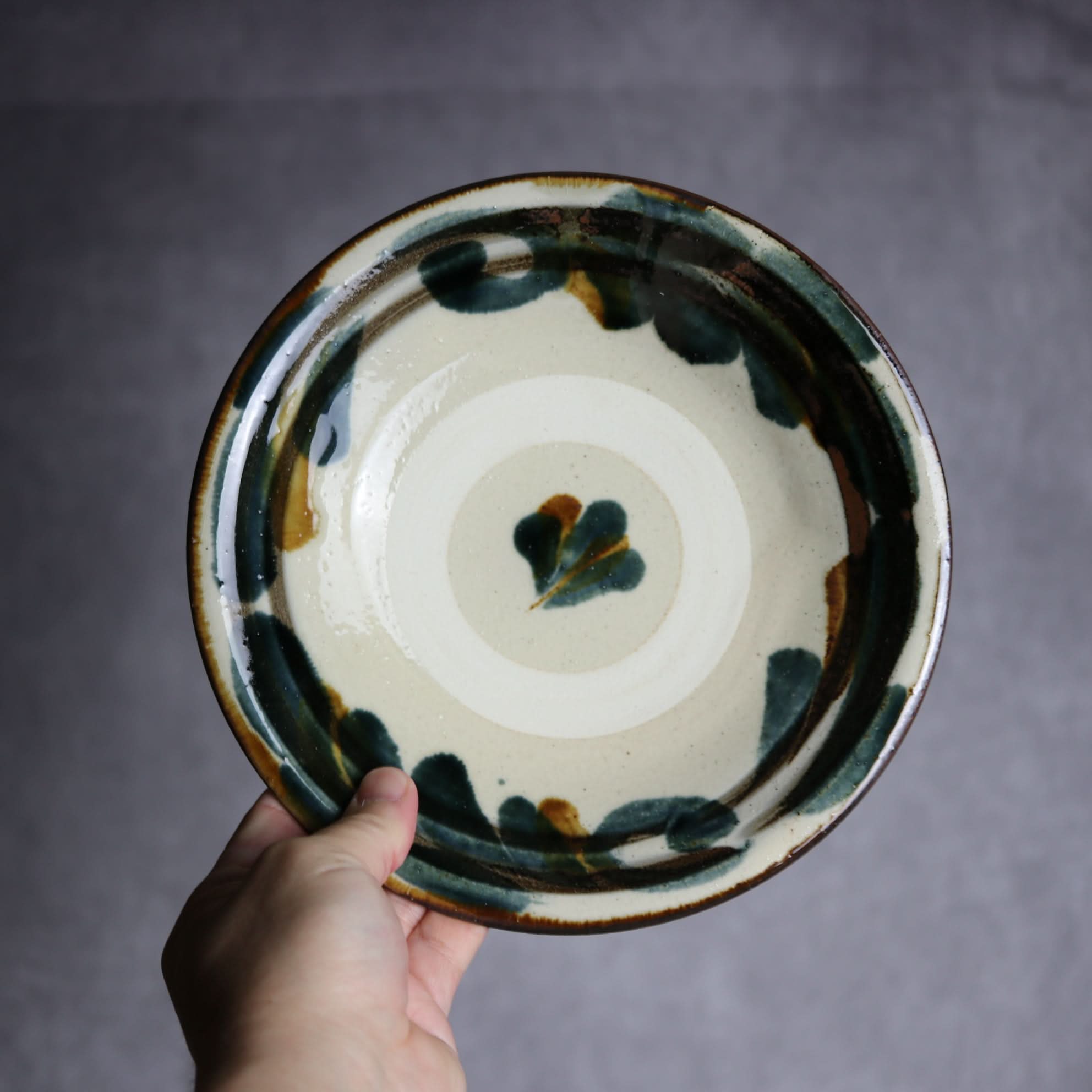 7寸皿1 飴 呉須釉 唐草やちむん 陶器 いずみ窯 島袋工房 やちむん 陶器.