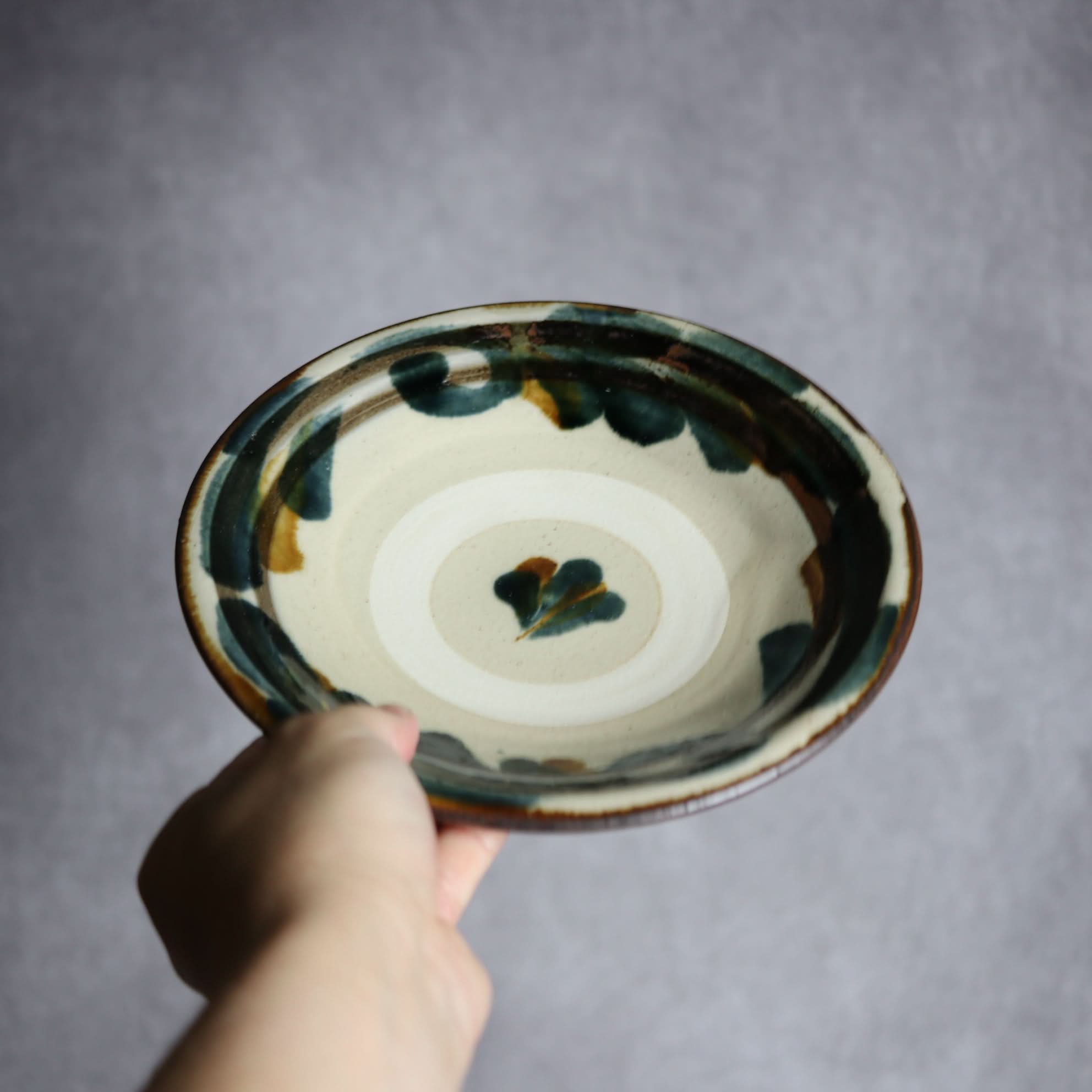 7寸皿1 飴 呉須釉 唐草やちむん 陶器 いずみ窯 島袋工房 やちむん 陶器.