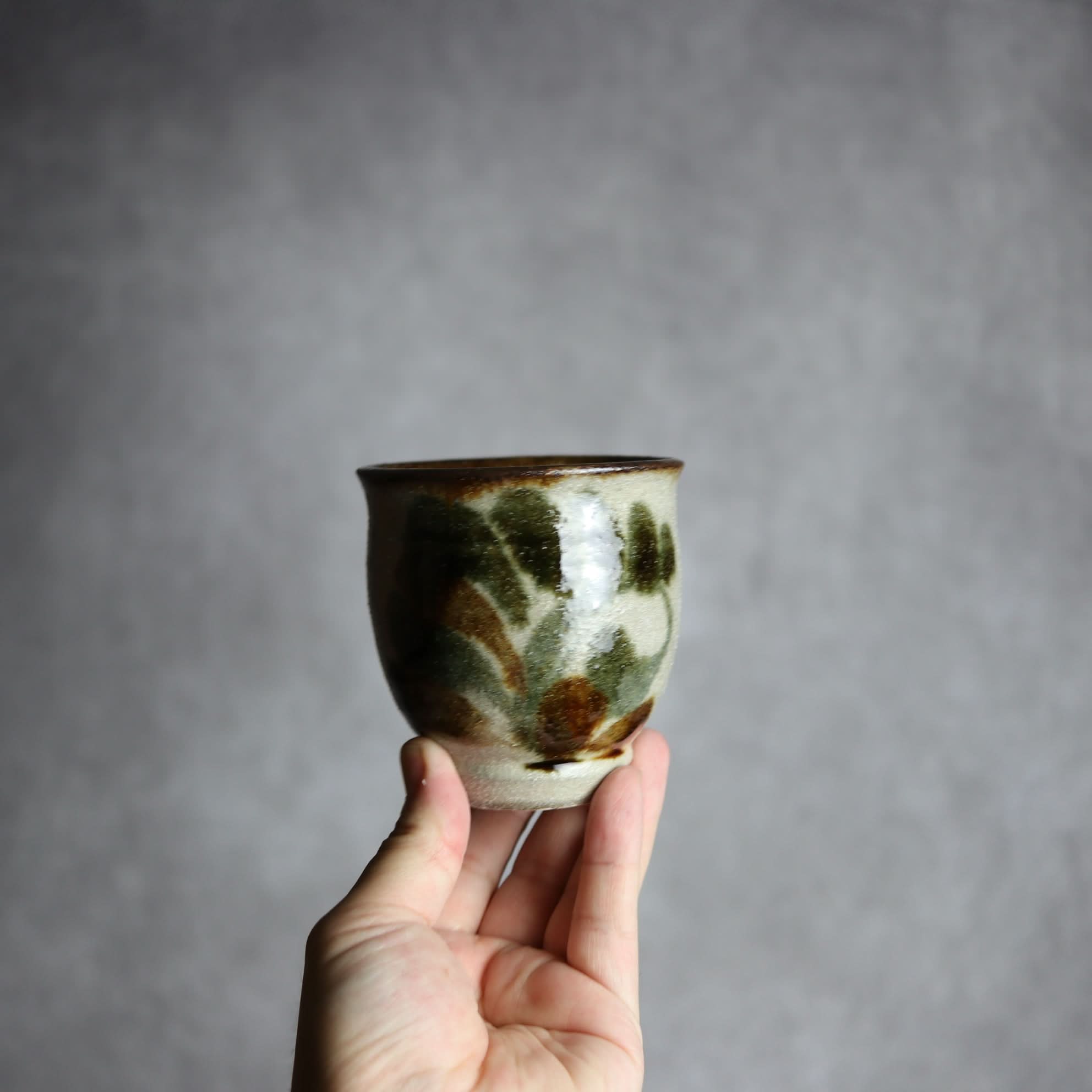 湯呑2 飴 呉須釉 唐草 やちむん 陶器 栄一工房 やちむん 陶器.