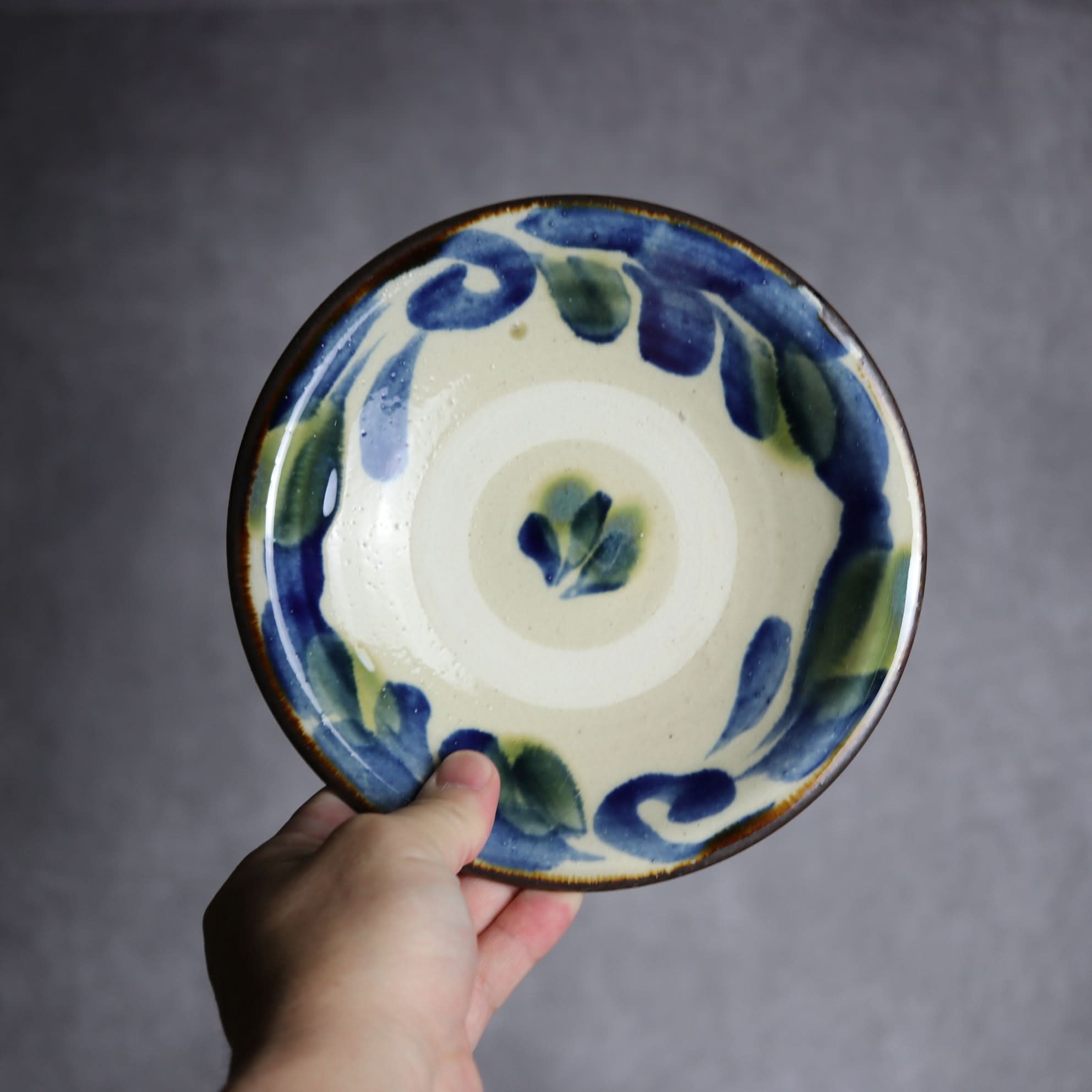 6寸皿1 呉須 緑釉 菊唐草 やちむん 陶器 いずみ窯 島袋工房 やちむん 陶器.